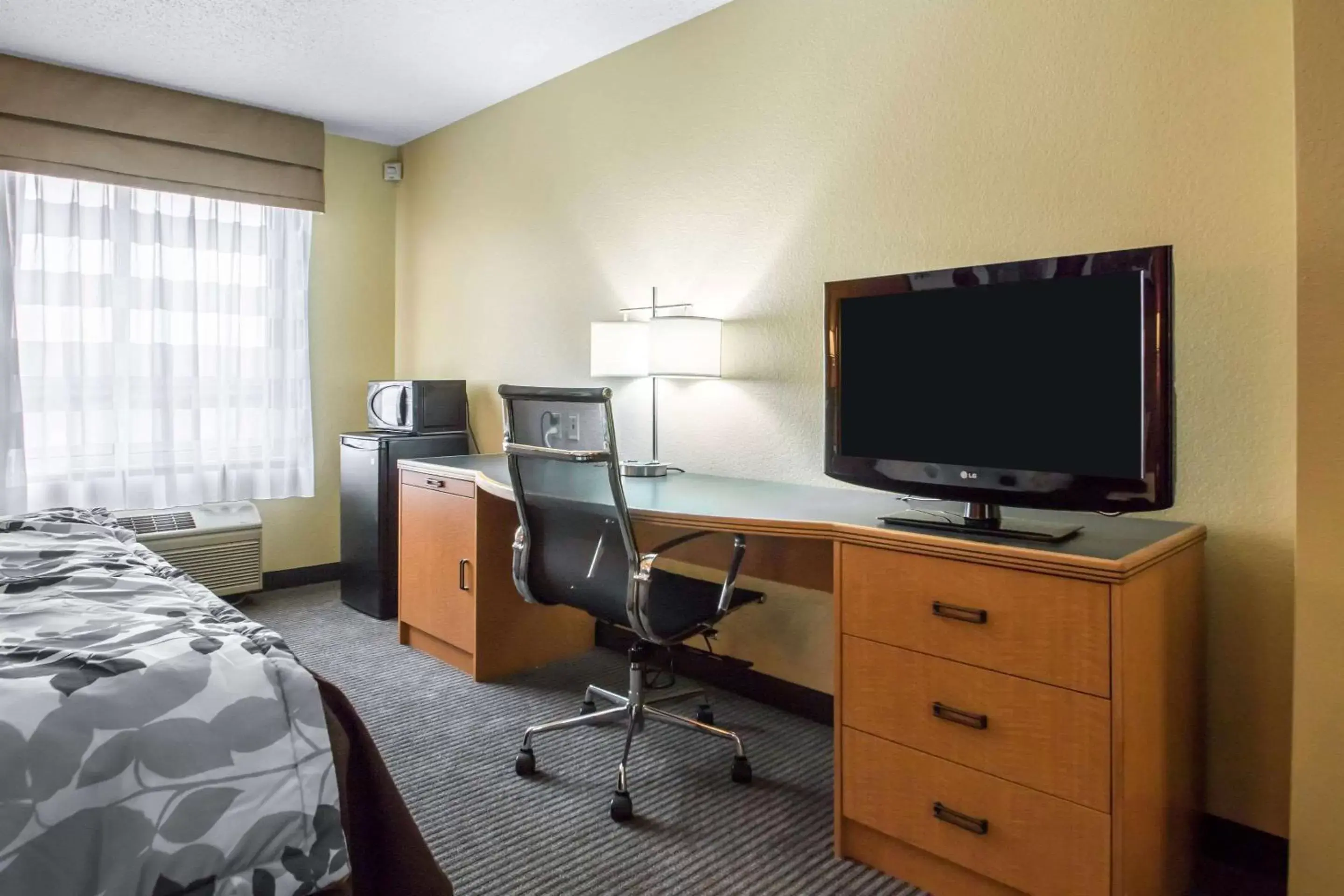 Bedroom, TV/Entertainment Center in Sleep Inn & Suites Sheboygan I-43