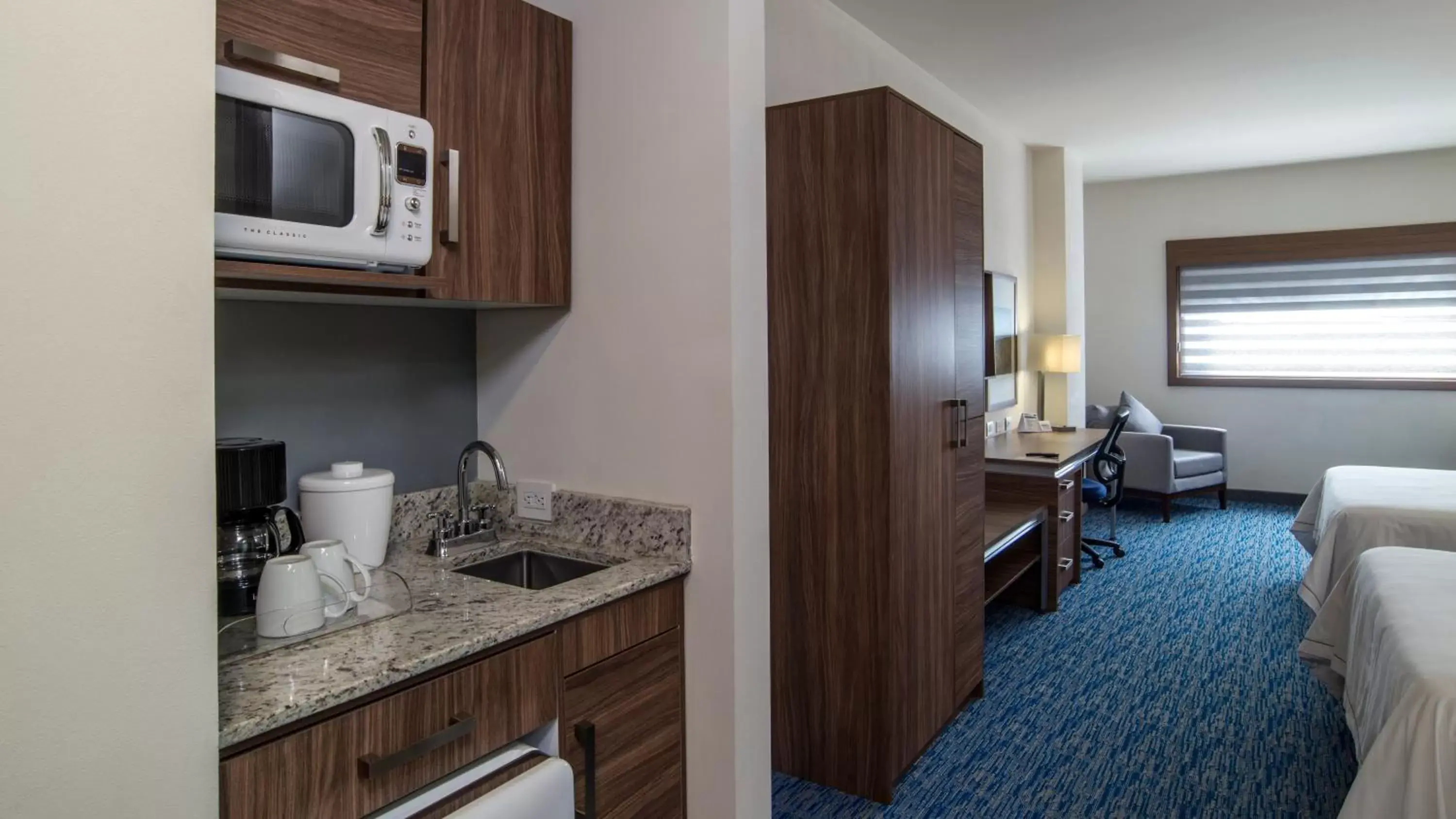 Photo of the whole room, Kitchen/Kitchenette in Holiday Inn Express & Suites - Ciudad Obregon, an IHG Hotel
