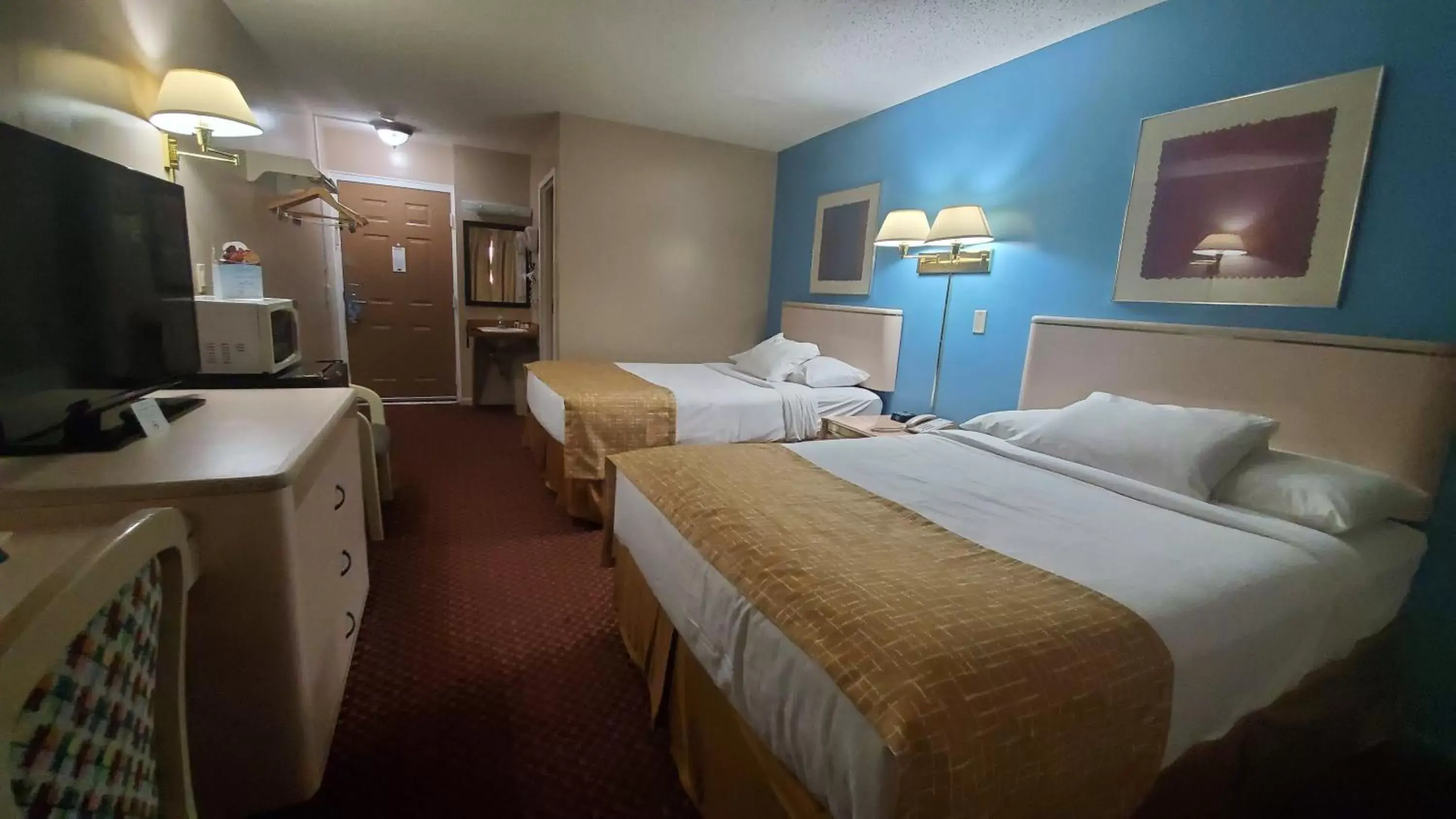 Photo of the whole room in Travelodge by Wyndham Hershey