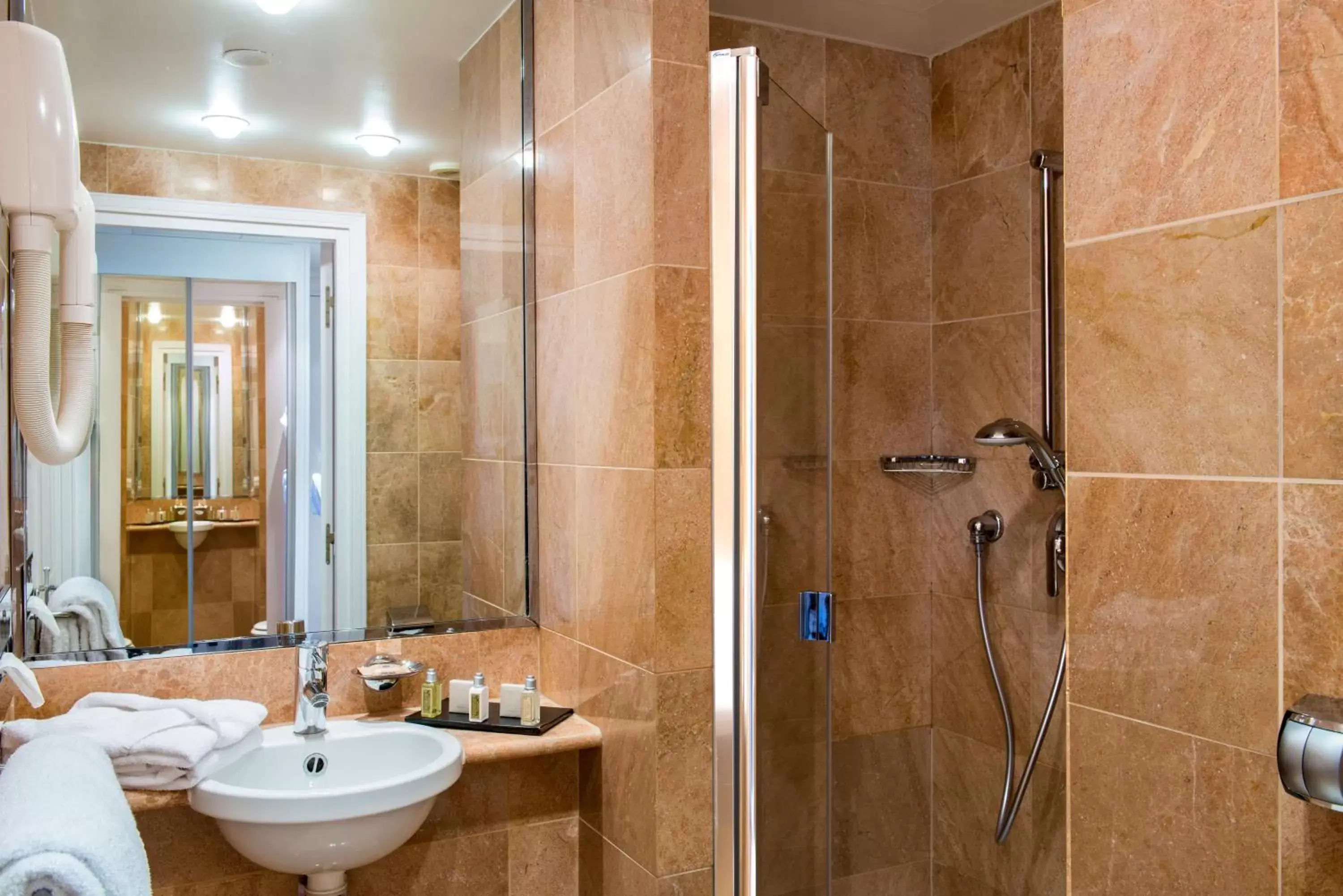 Shower, Bathroom in Ampère