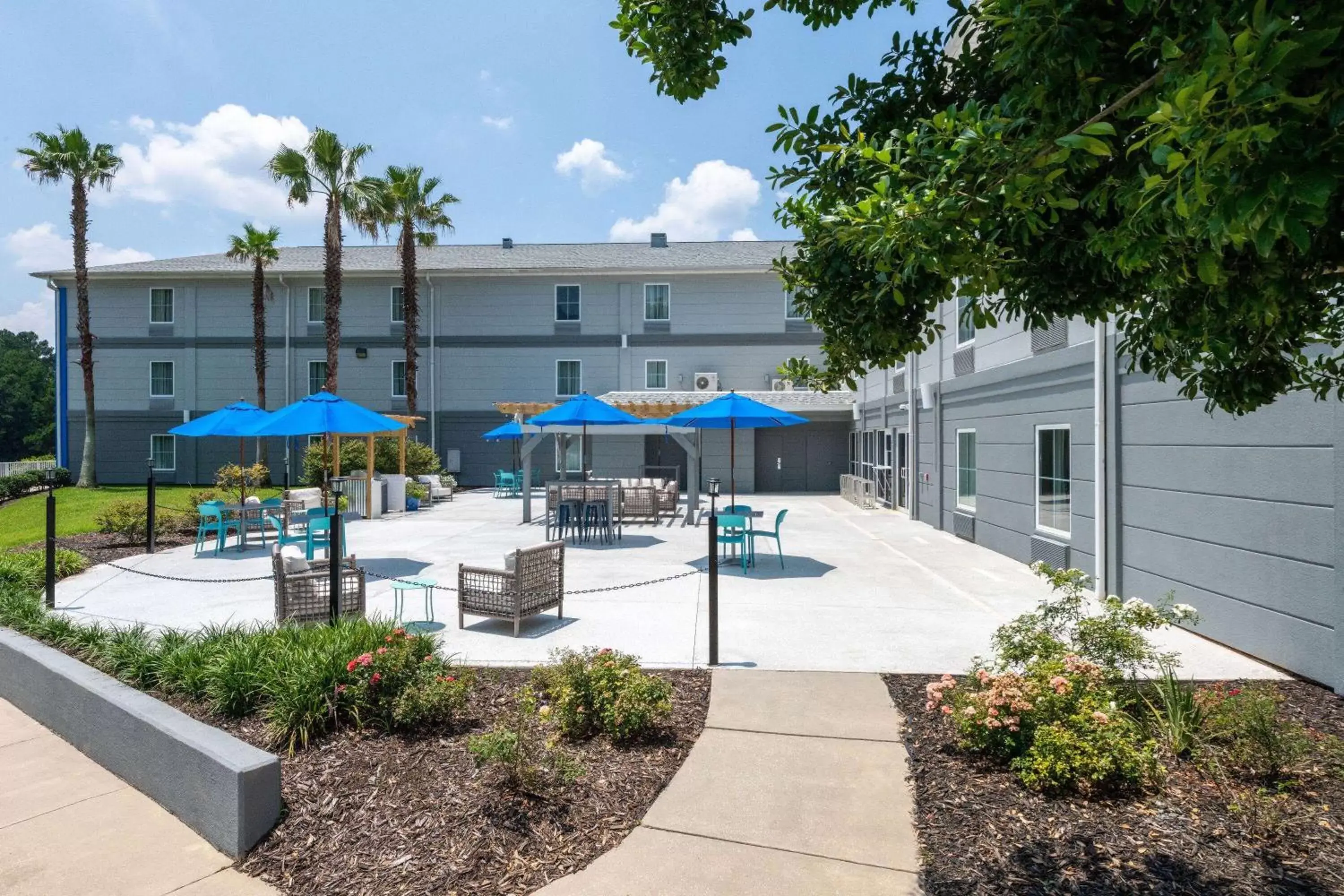 Inner courtyard view in TRYP by Wyndham Tallahassee North I-10 Capital Circle