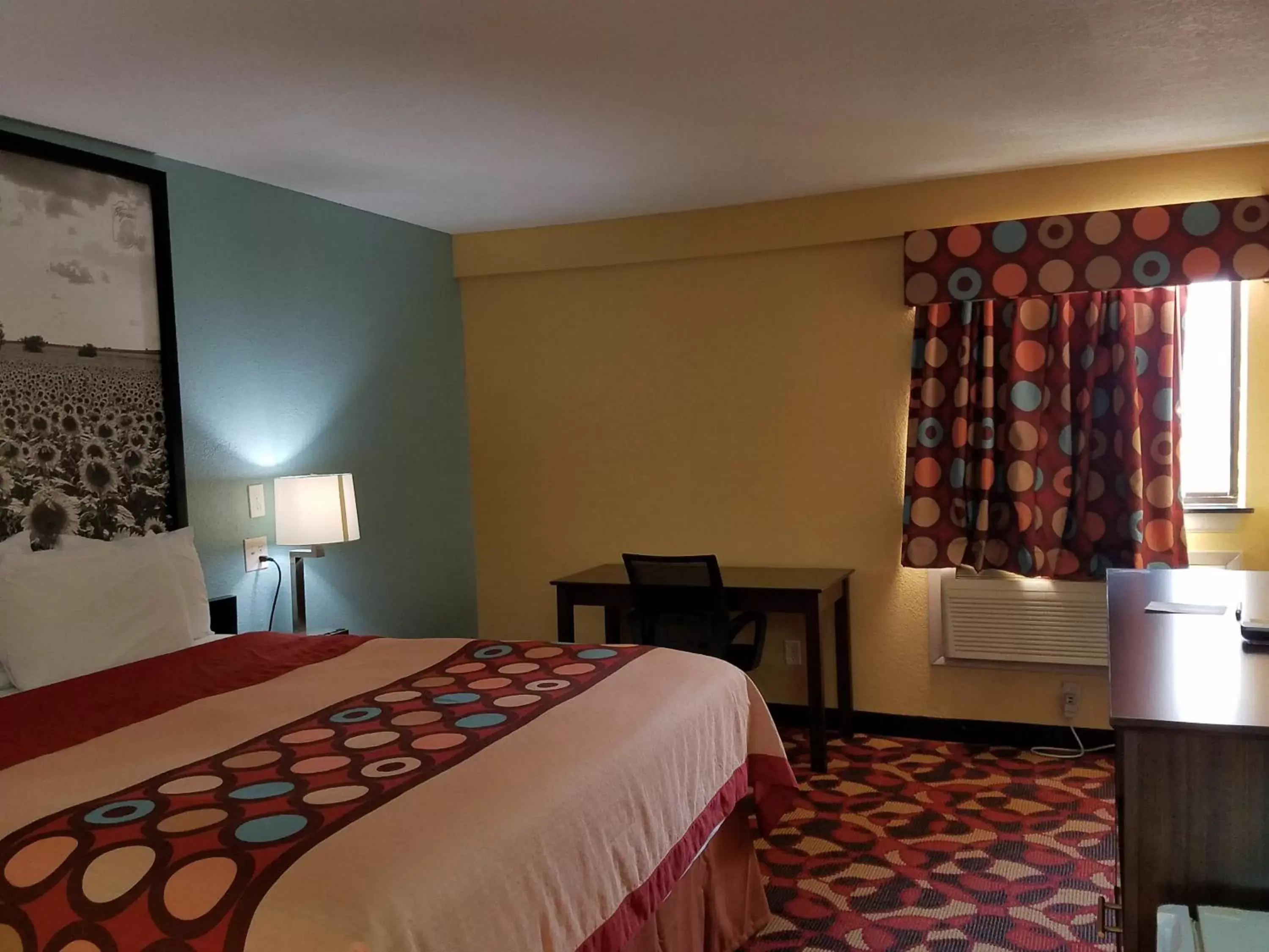 Bed, Room Photo in Super 8 by Wyndham Wichita Airport West Kellogg