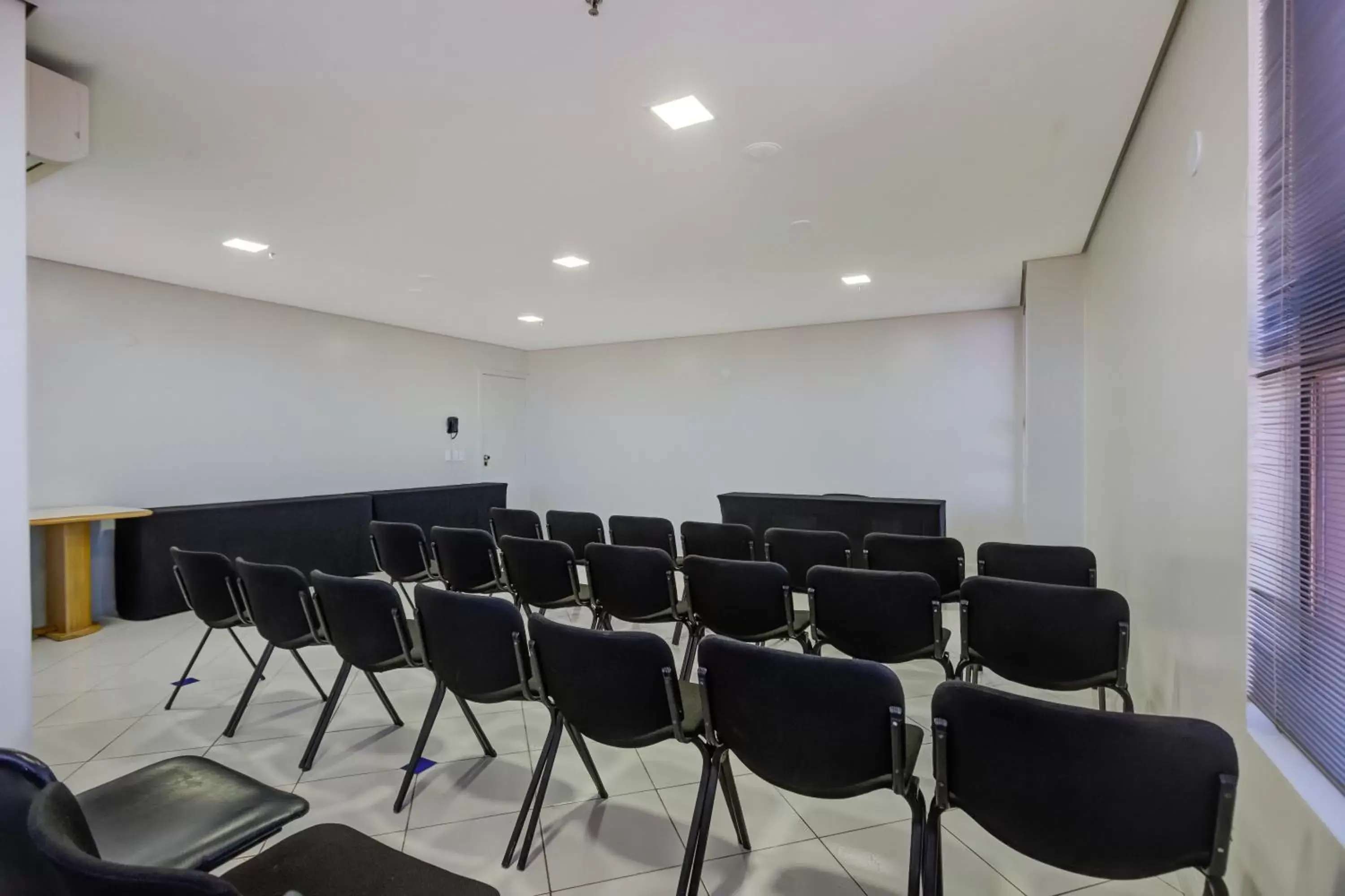 Meeting/conference room in Slaviero Londrina Flat