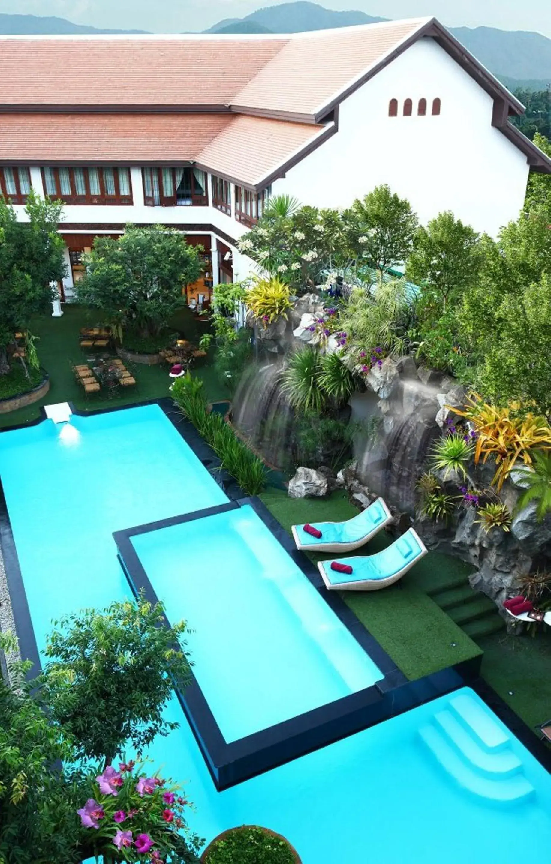 Facade/entrance, Pool View in Kodchasri Thani Hotel