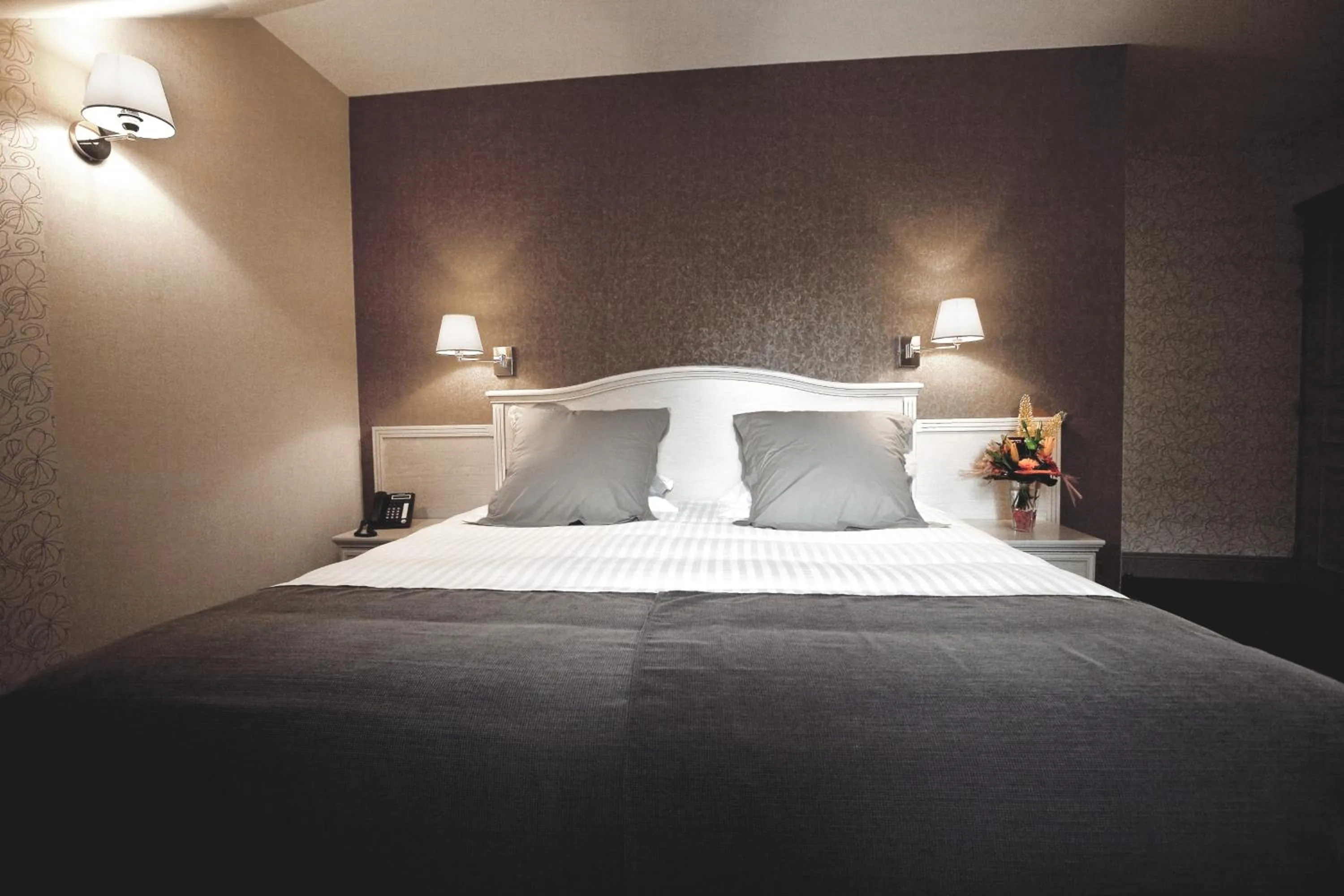 Bed in Best Western Le Duguesclin Hôtel-Restaurant