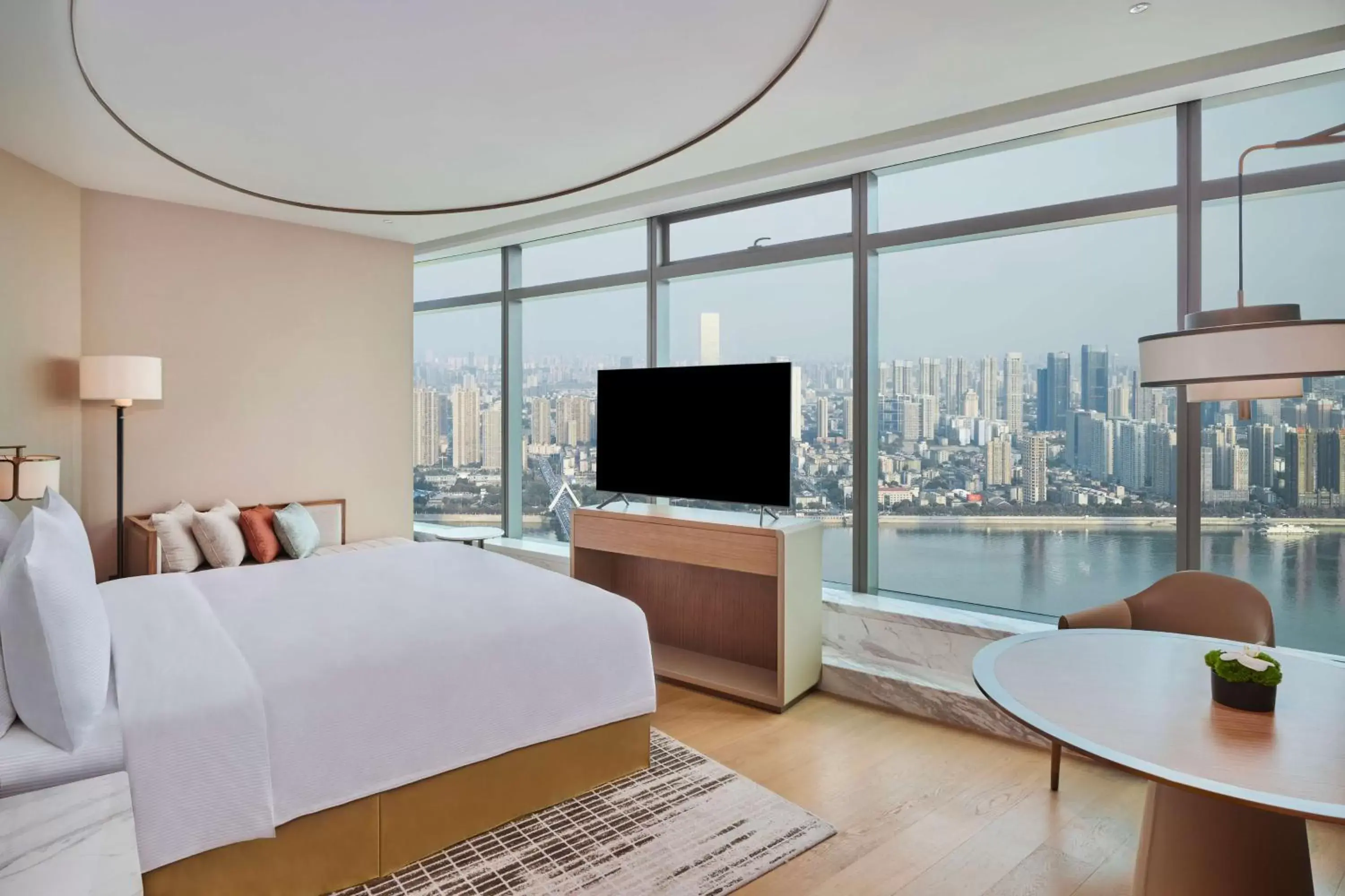 Bedroom, TV/Entertainment Center in Hilton Changsha Riverside