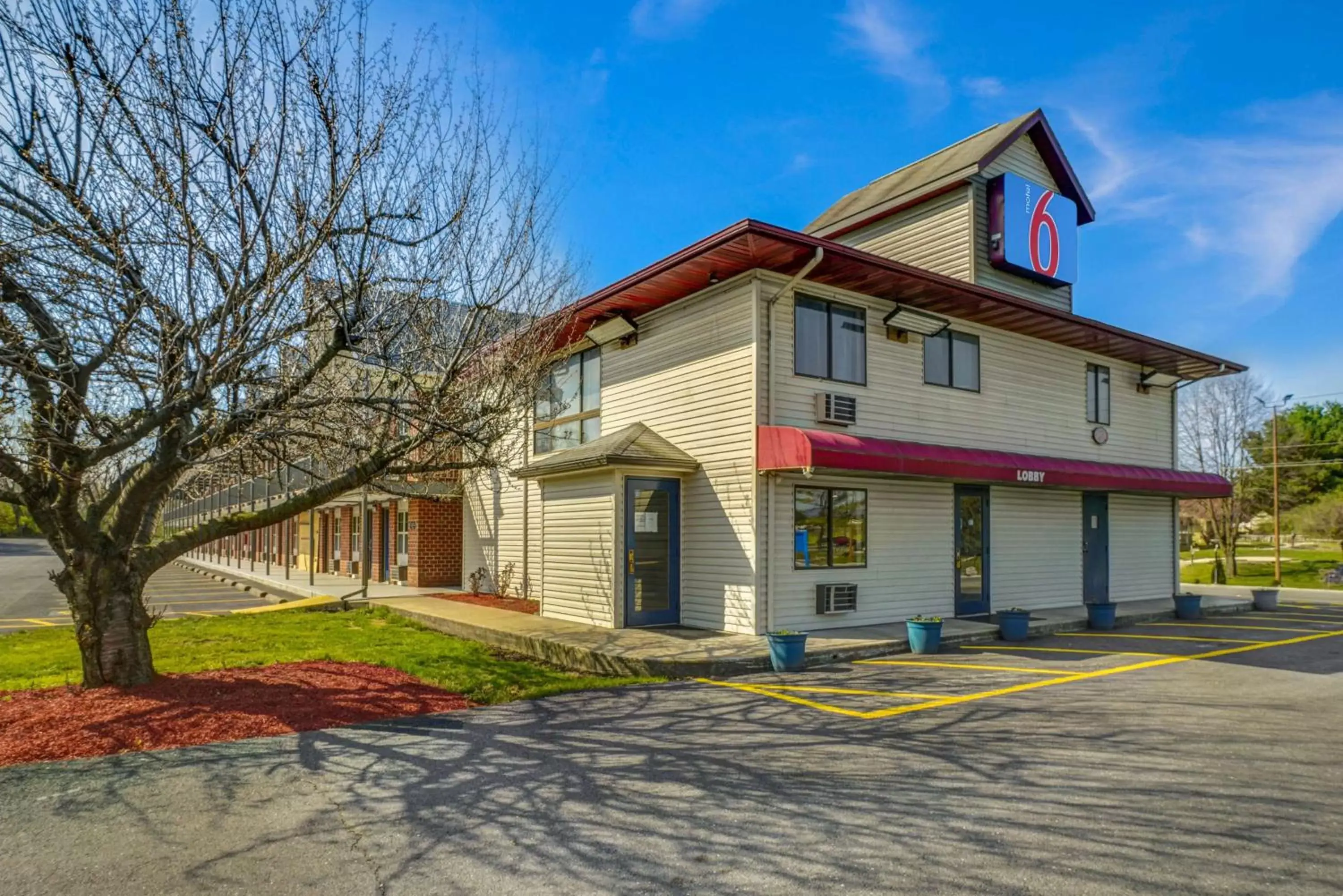 Property building in Motel 6 Carlisle, PA - Cumberland Valley