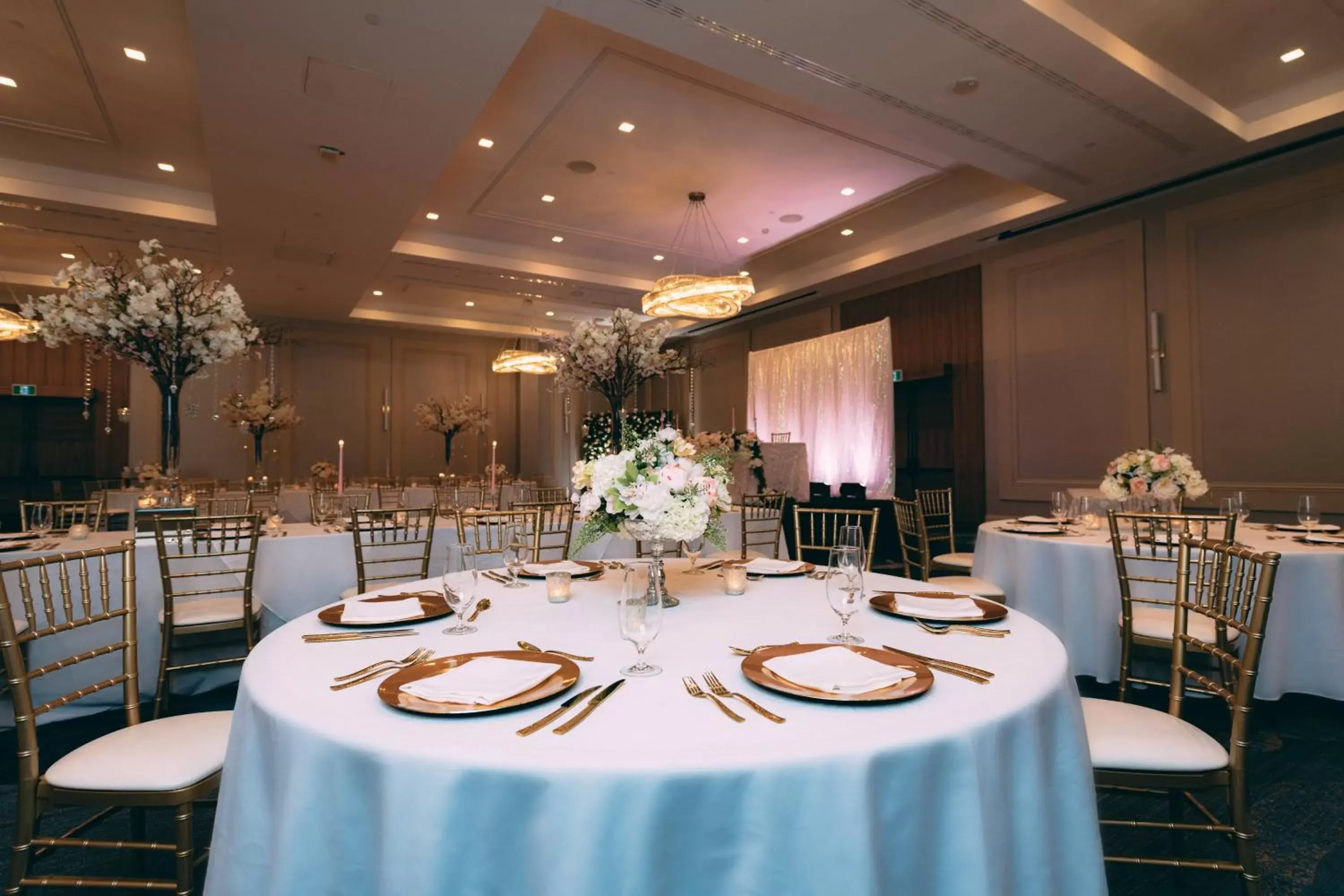 Banquet/Function facilities, Restaurant/Places to Eat in Delta Hotels by Marriott Thunder Bay