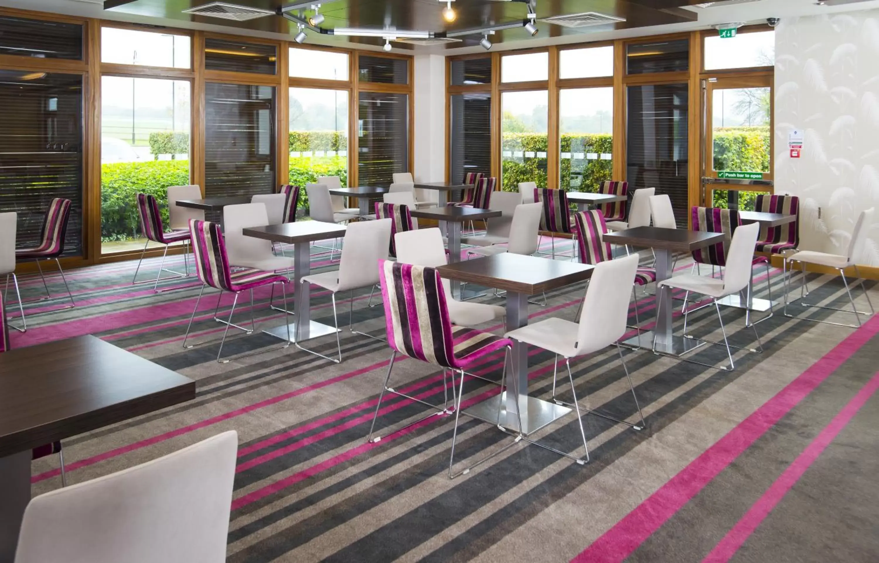 Restaurant/Places to Eat in Holiday Inn Express London - Epsom Downs, an IHG Hotel