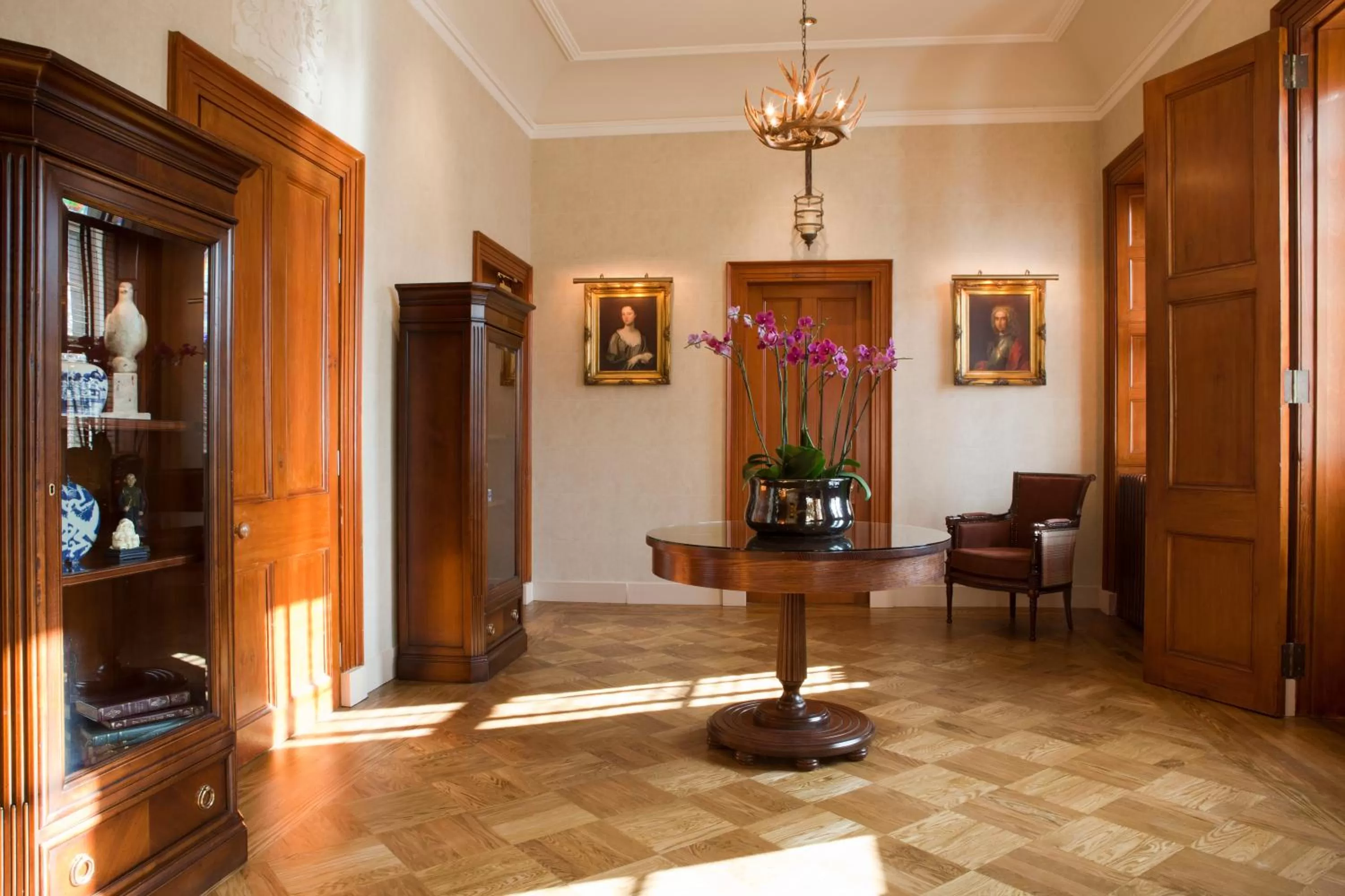 Bedroom in Meldrum House Hotel Golf And Country Estate
