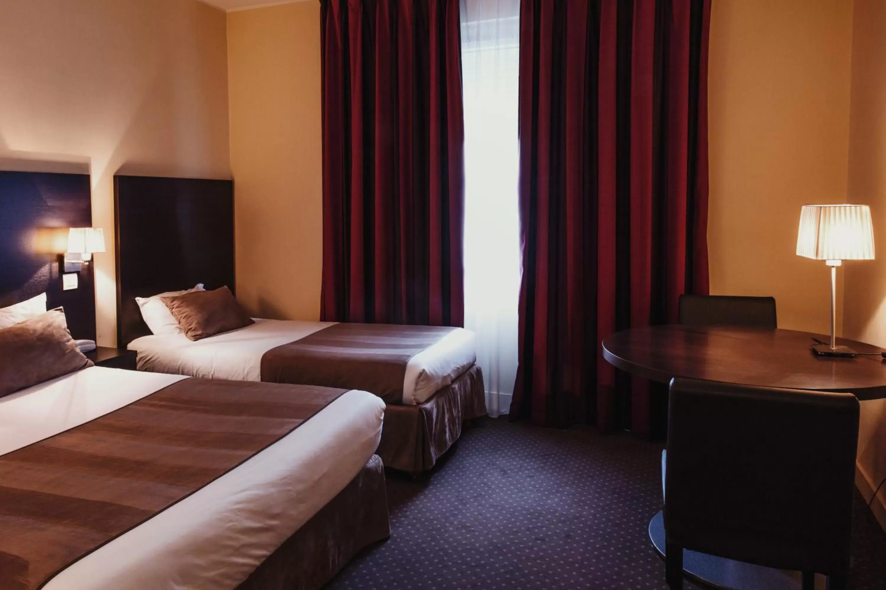 Dining area, Bed in Hotel Astrid Caen centre