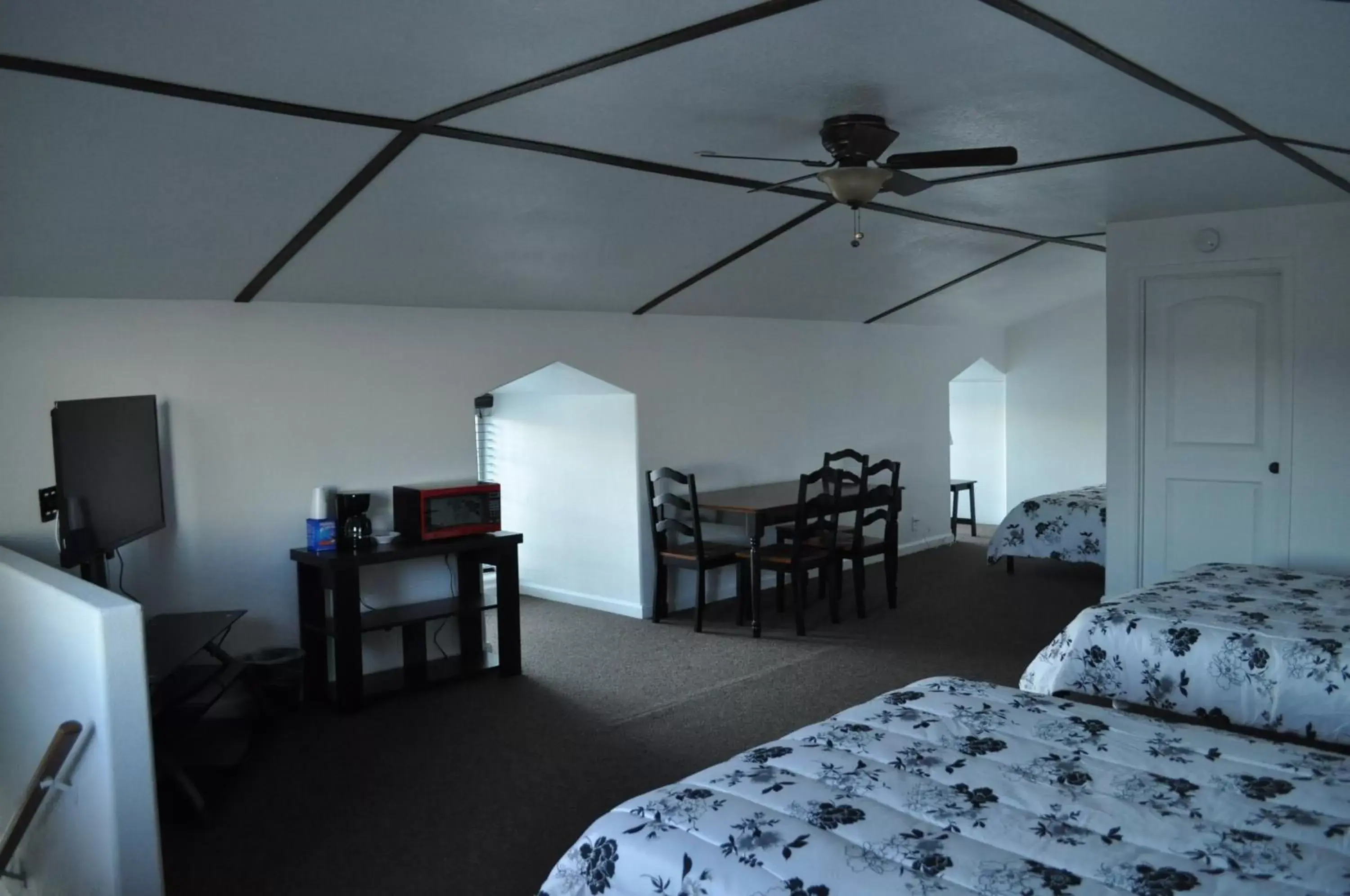Photo of the whole room, TV/Entertainment Center in K7 Bed and Breakfast