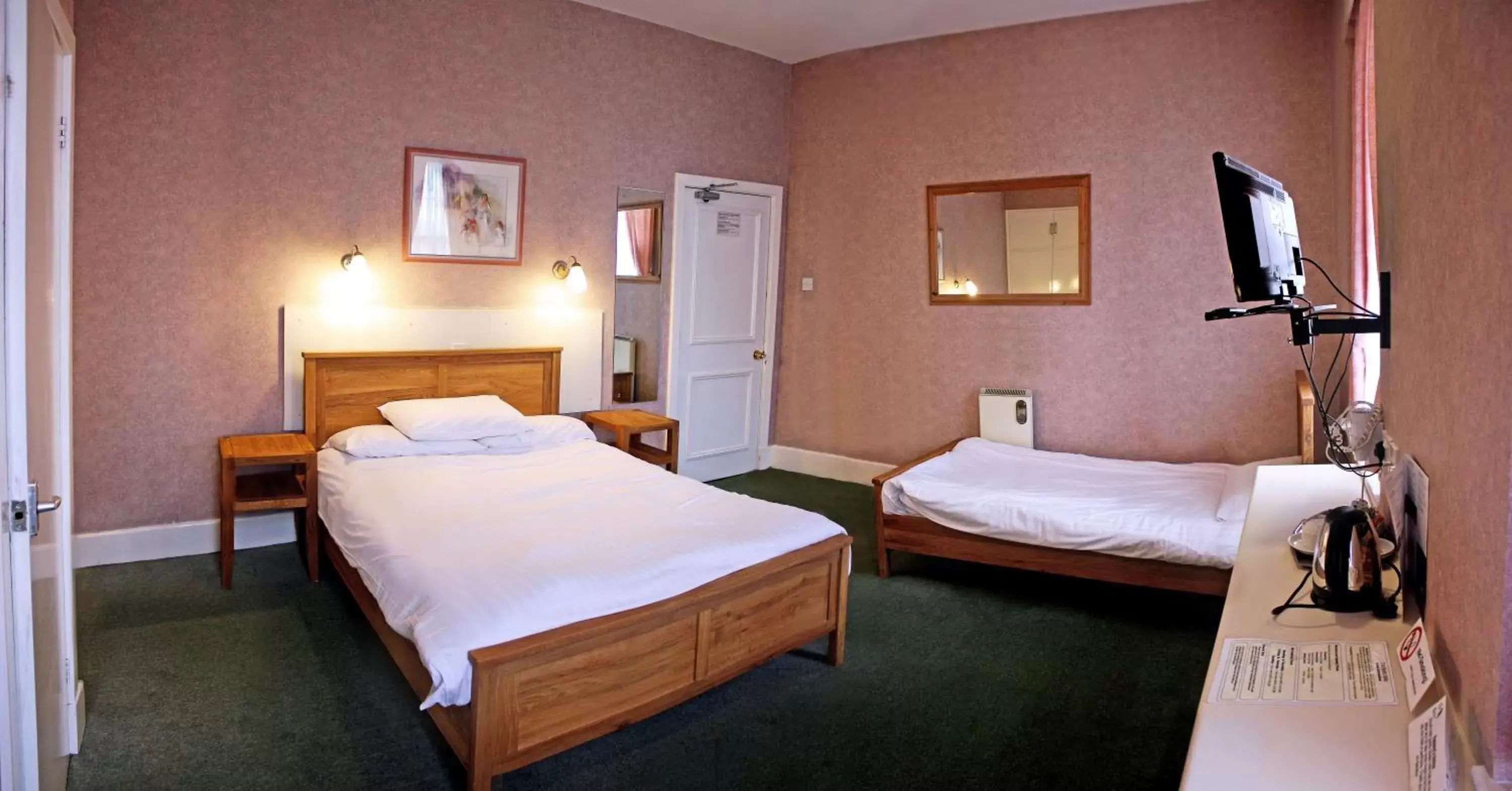 Photo of the whole room, Bed in The Raven Hotel