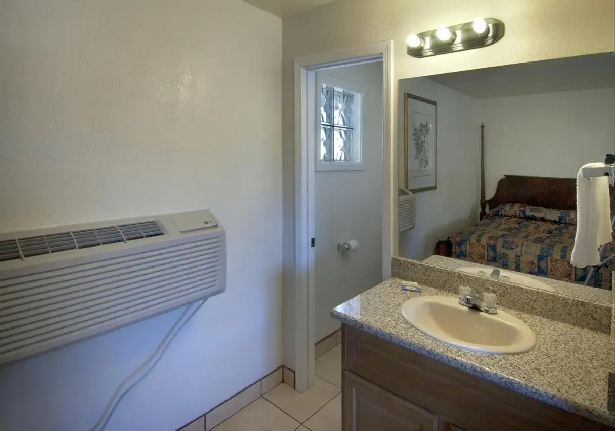 Bathroom in American Executive Inn Mesa