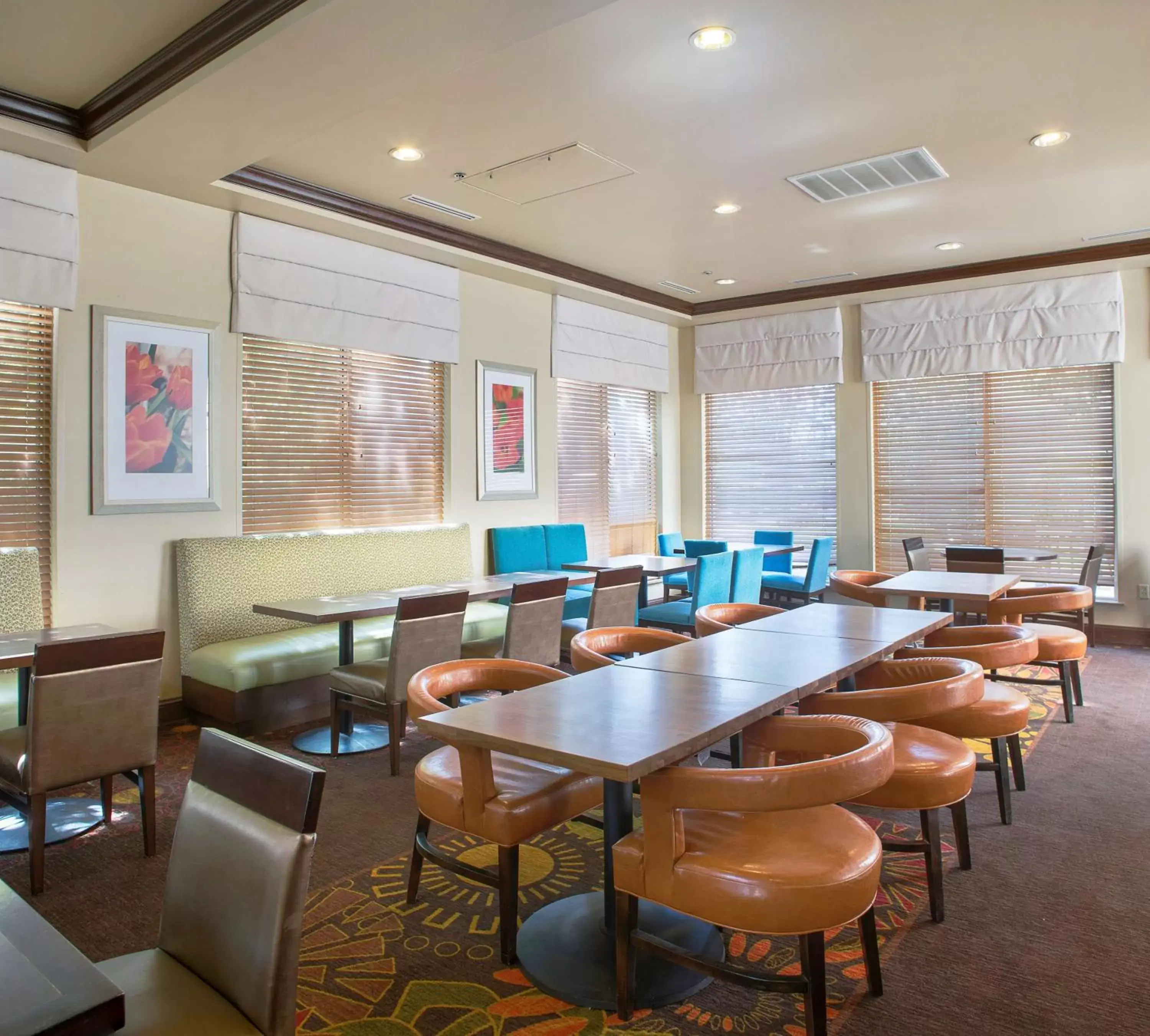 Dining area in Hilton Garden Inn Bentonville Rogers