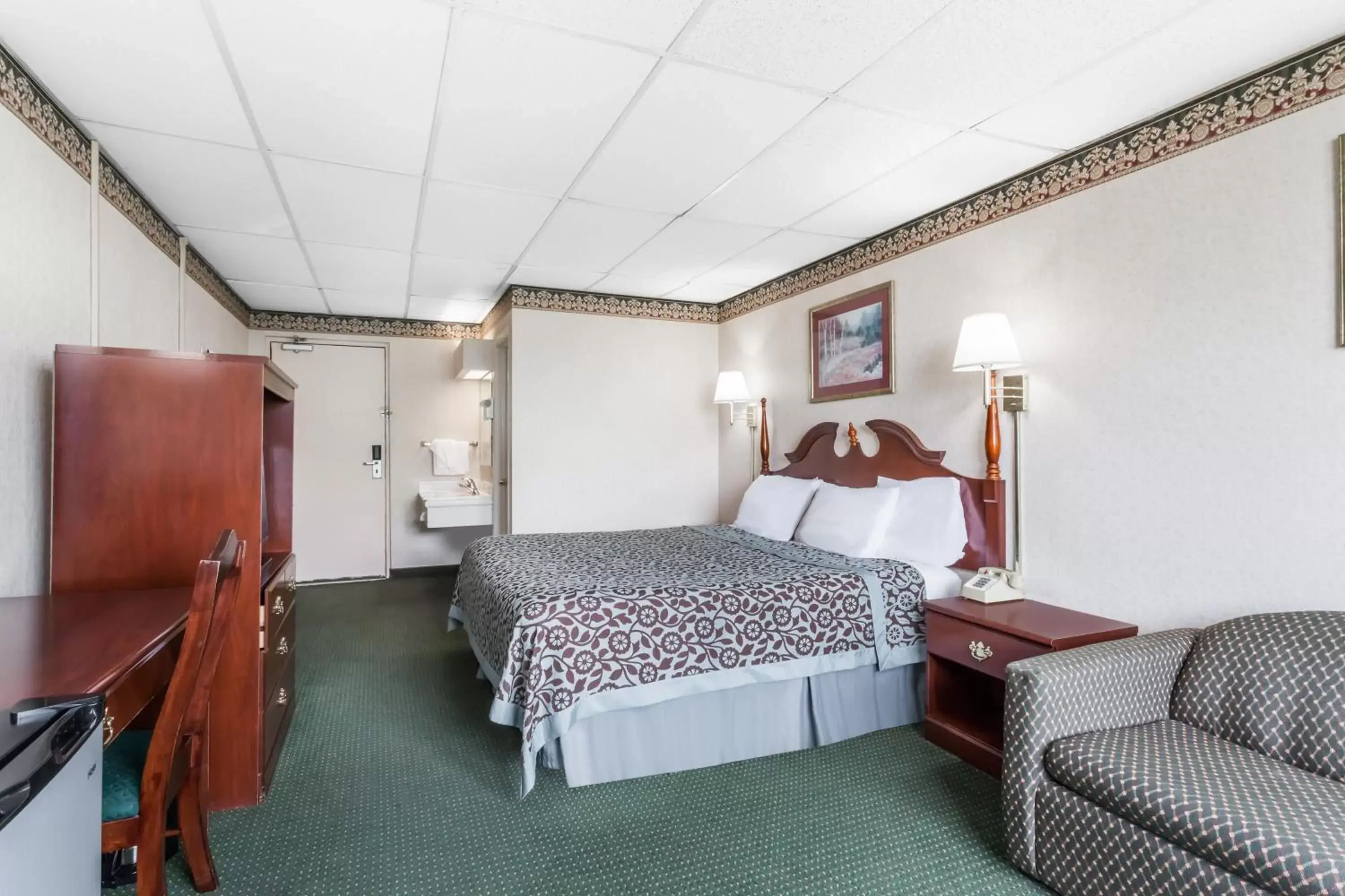 Photo of the whole room, Room Photo in Days Inn by Wyndham Tannersville