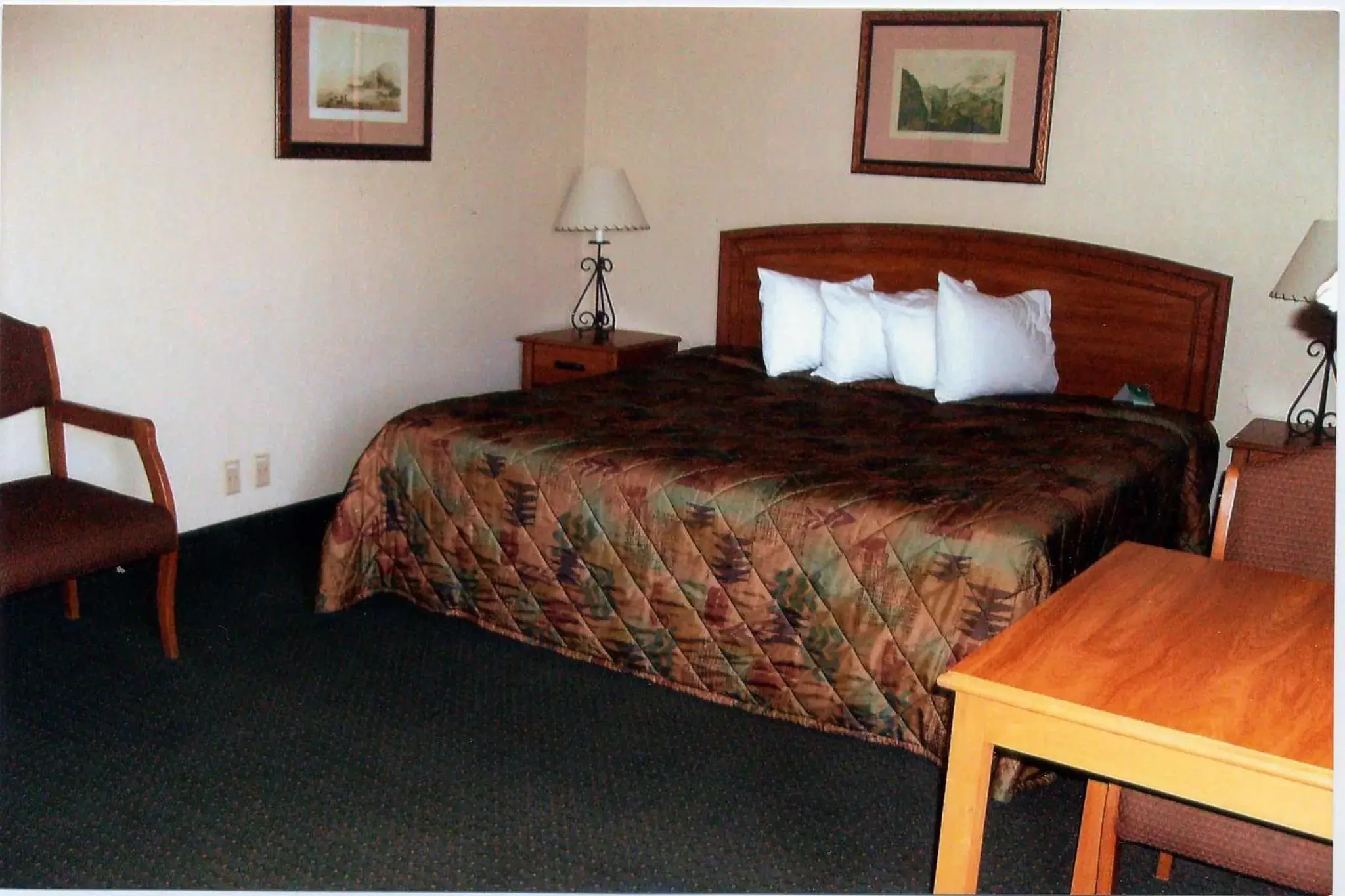 Photo of the whole room, Bed in Will Rogers Inn
