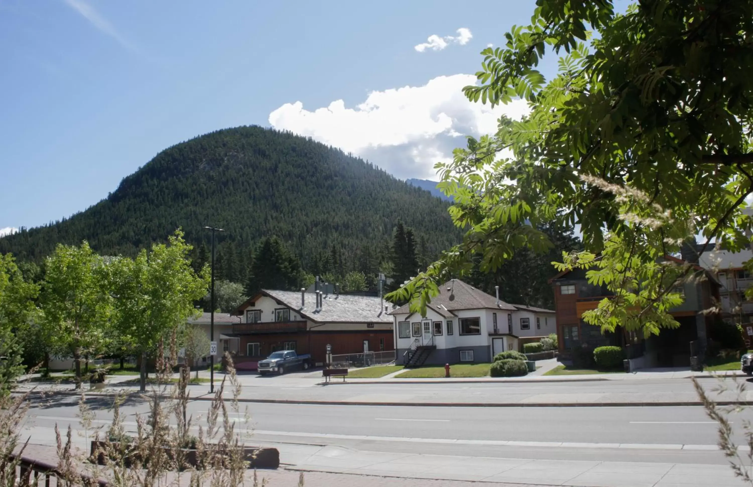 Neighbourhood, Property Building in High Country Inn