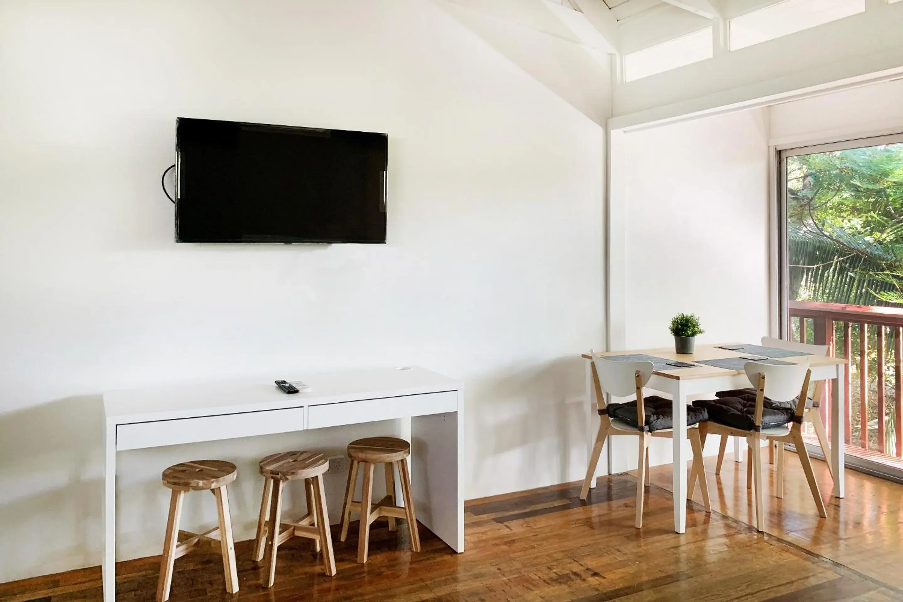 TV and multimedia, Dining Area in Airlie Beach Magnums - Adults Only