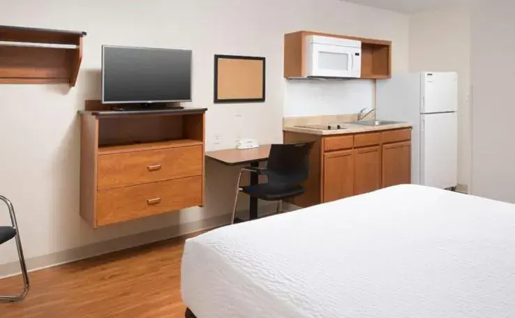 Bed in Extended Stay America Select Suites - Oklahoma City - West