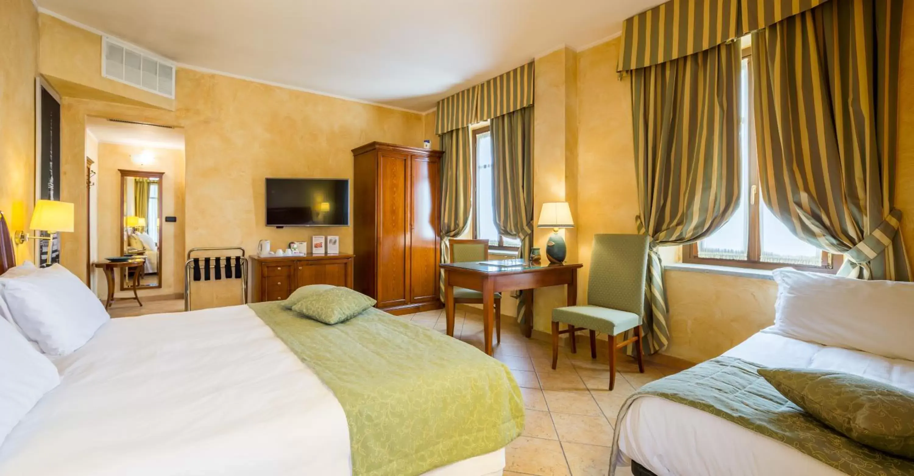 Bed, TV/Entertainment Center in Best Western Plus Hotel Le Rondini