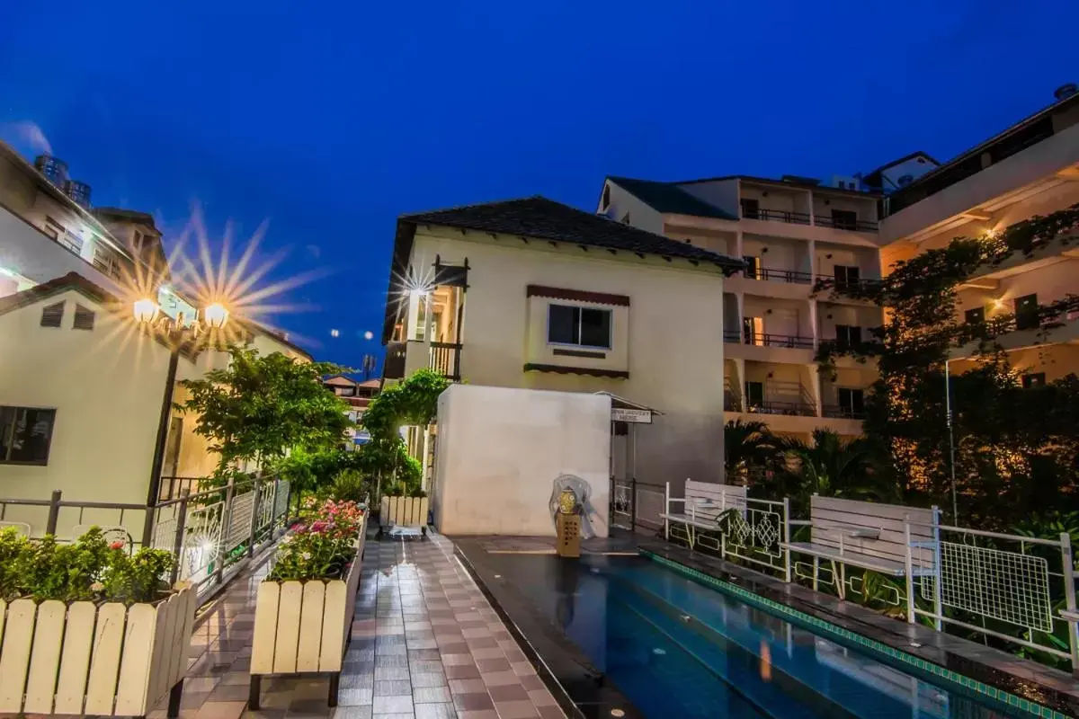 Facade/entrance in Sutus Court 2 Facade/entrance in Sutus Court 2