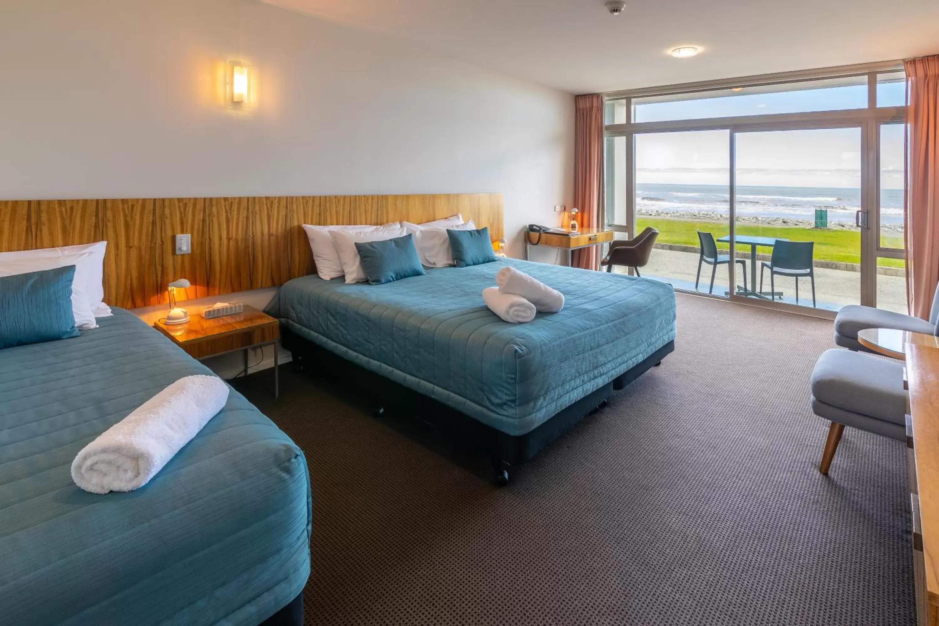 Oceanview Twin Room with King and Single beds in Beachfront Hotel Hokitika Oceanview Twin Room with King and Single beds in Beachfront Hotel Hokitika