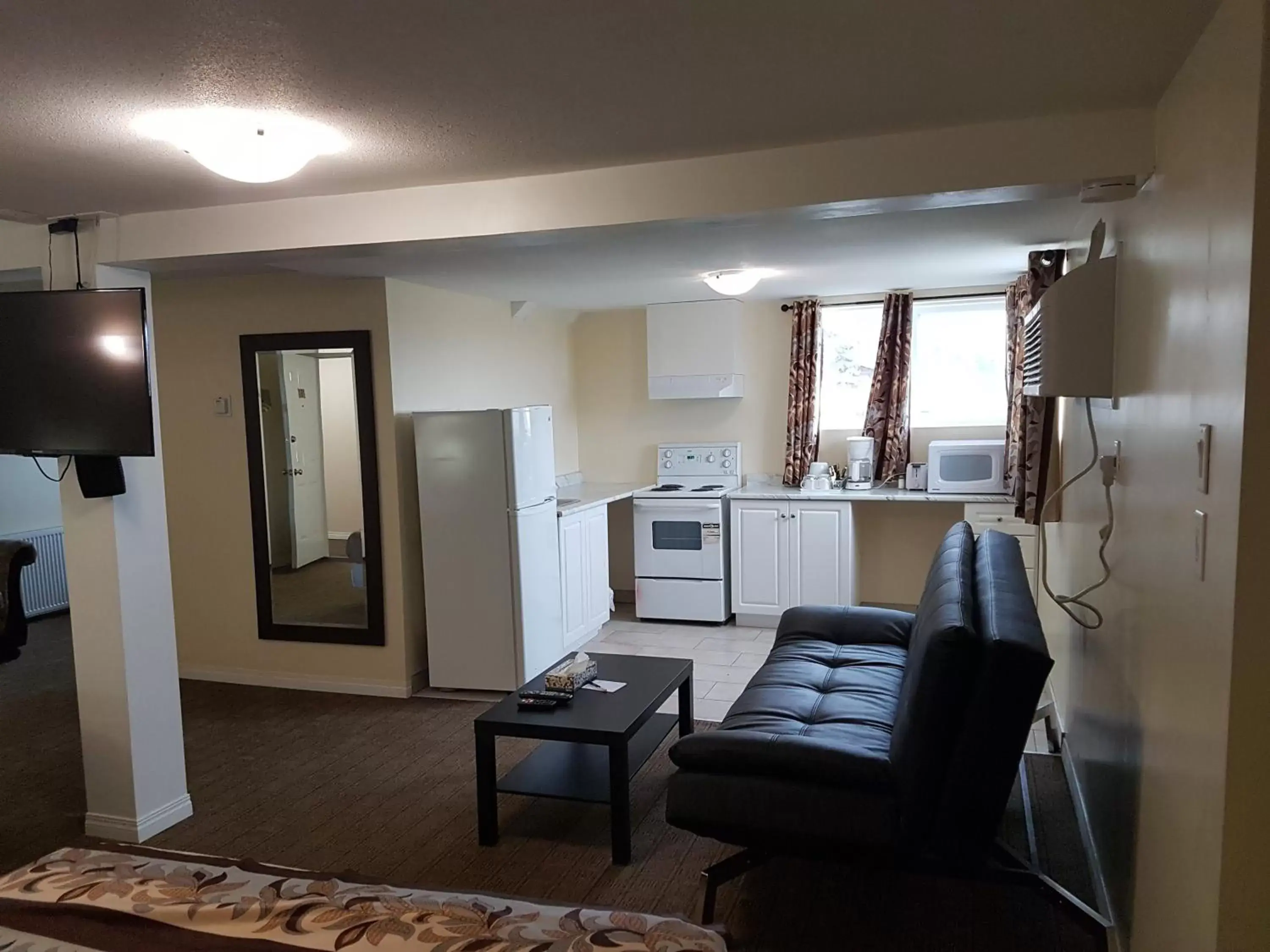 Bedroom, Seating Area in Parkway Motel & European Lodges