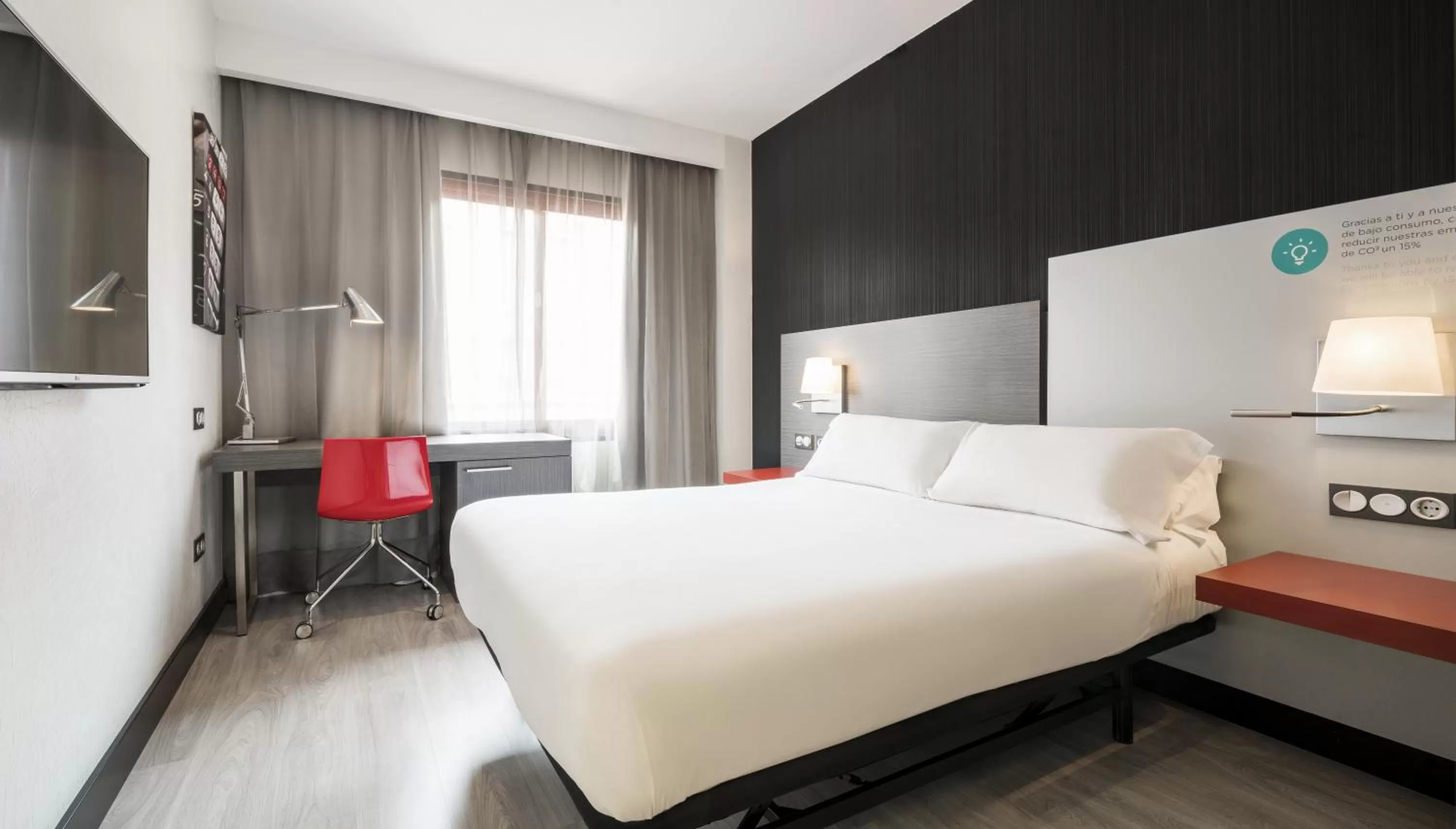 Photo of the whole room, Bed in Ilunion Suites Madrid