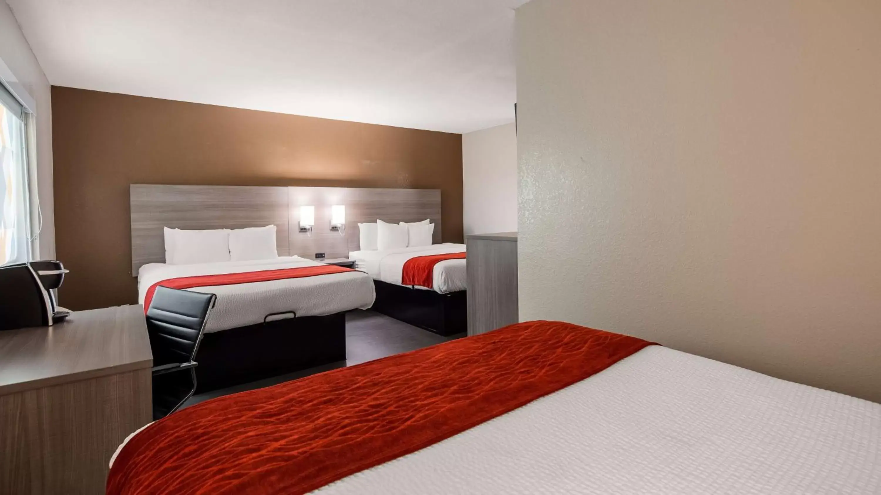 Photo of the whole room, Bed in SureStay Plus Hotel by Best Western Kearney Photo of the whole room, Bed in SureStay Plus Hotel by Best Western Kearney