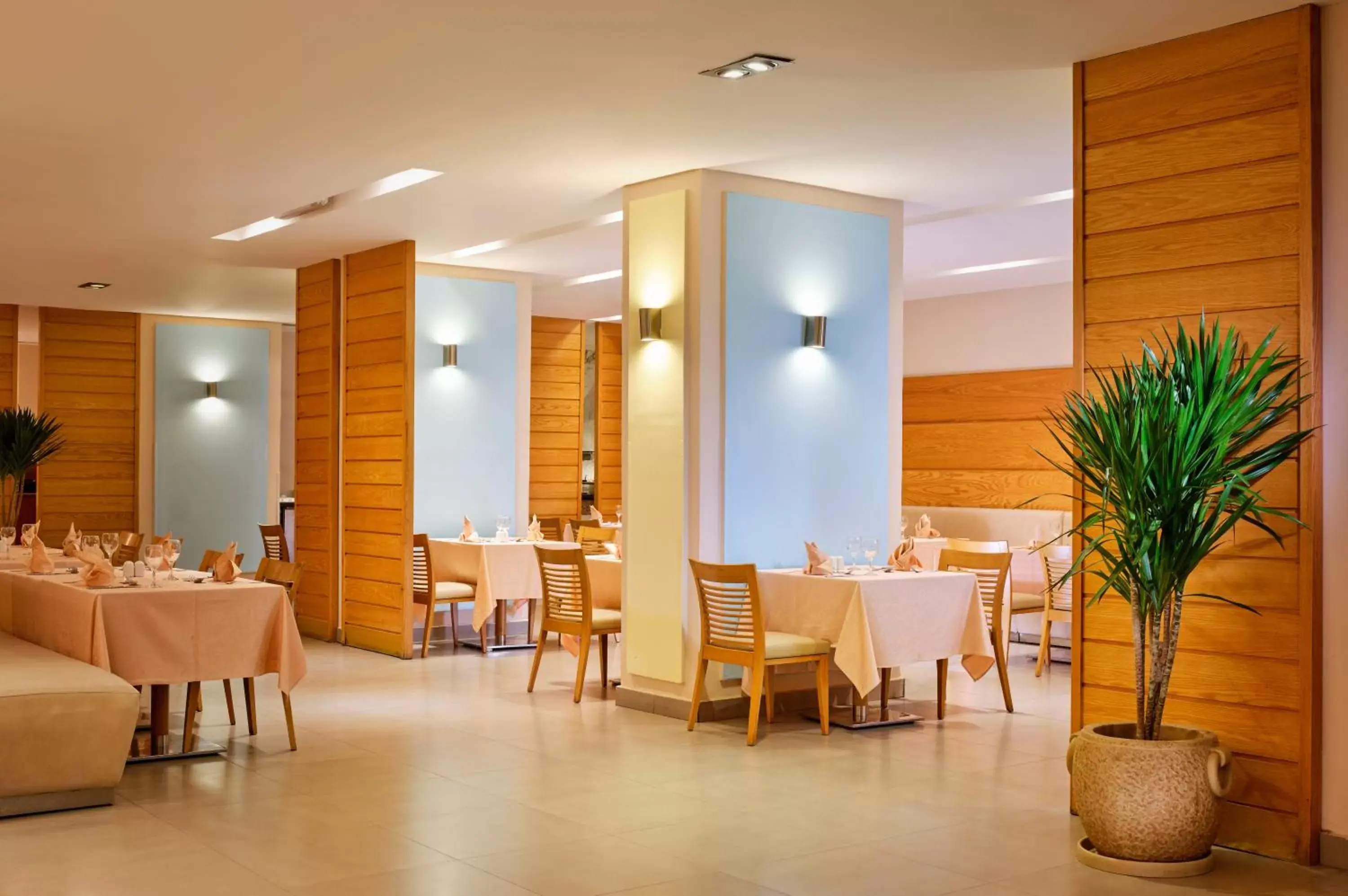 Restaurant/Places to Eat in Coral Sea Aqua Club Resort