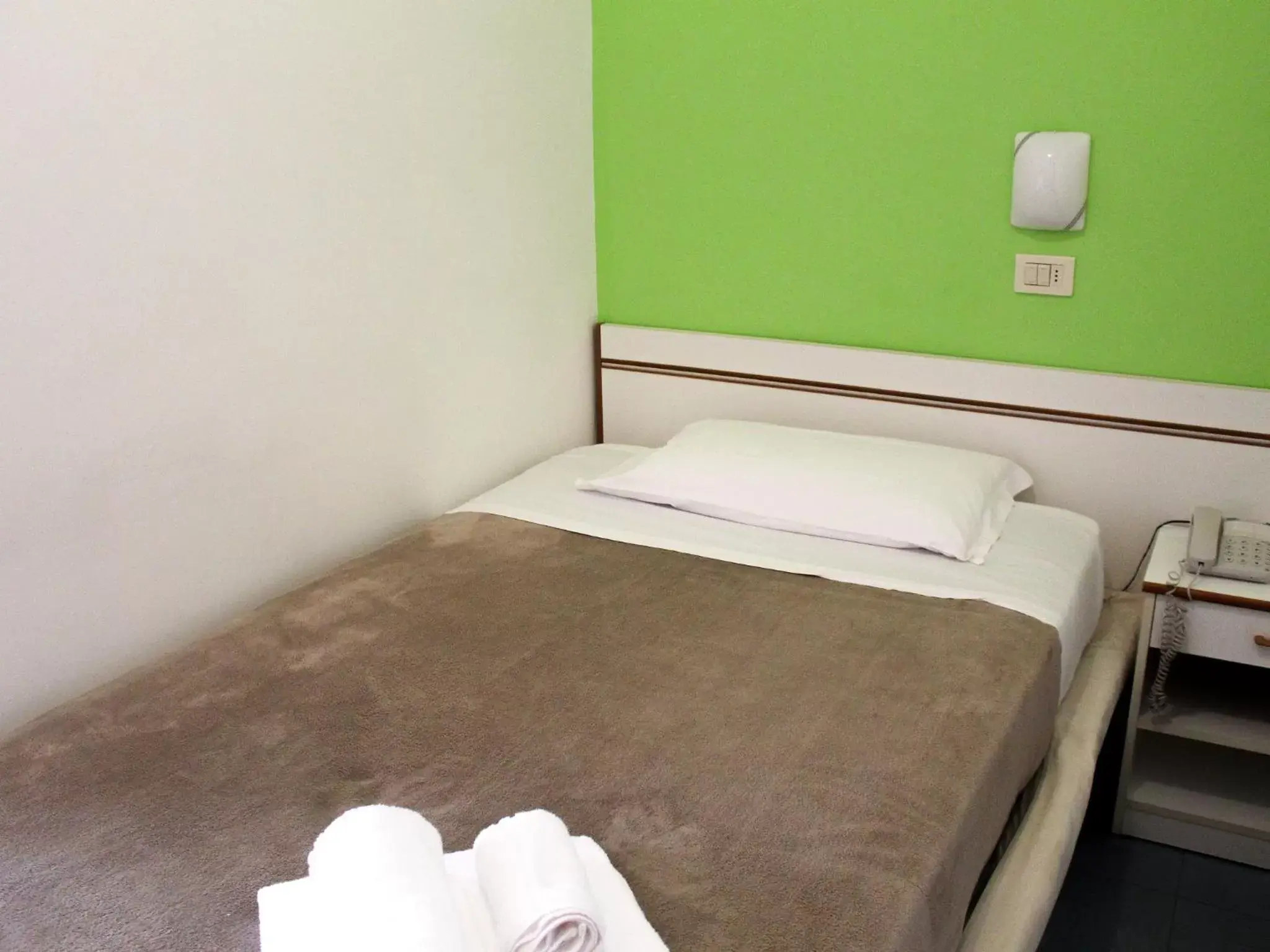 Single Room in Base Hotel Helios Colazione disponibile fino alle 12 Single Room in Base Hotel Helios Colazione disponibile fino alle 12