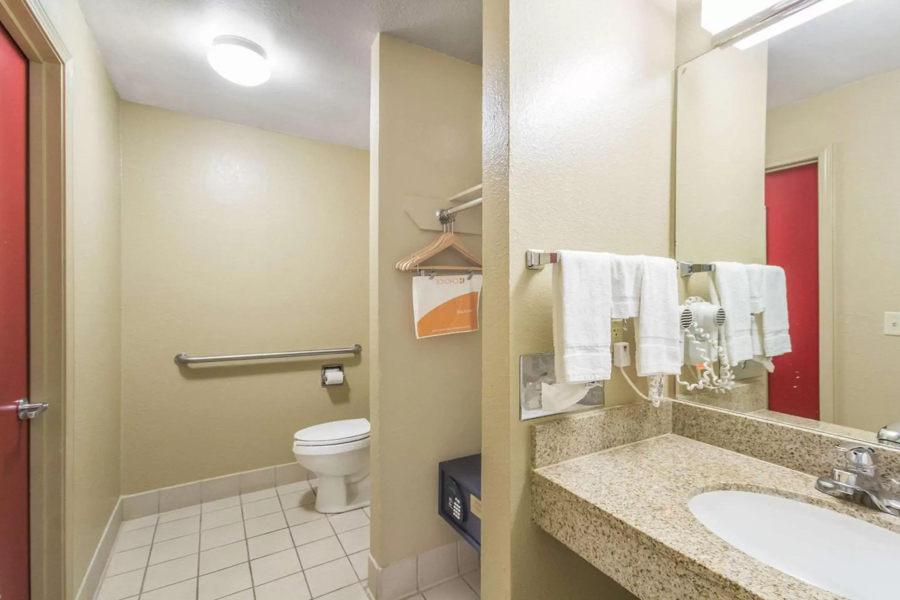 Bathroom in Econo Lodge Inn & Suites I-35 at Shawnee Mission