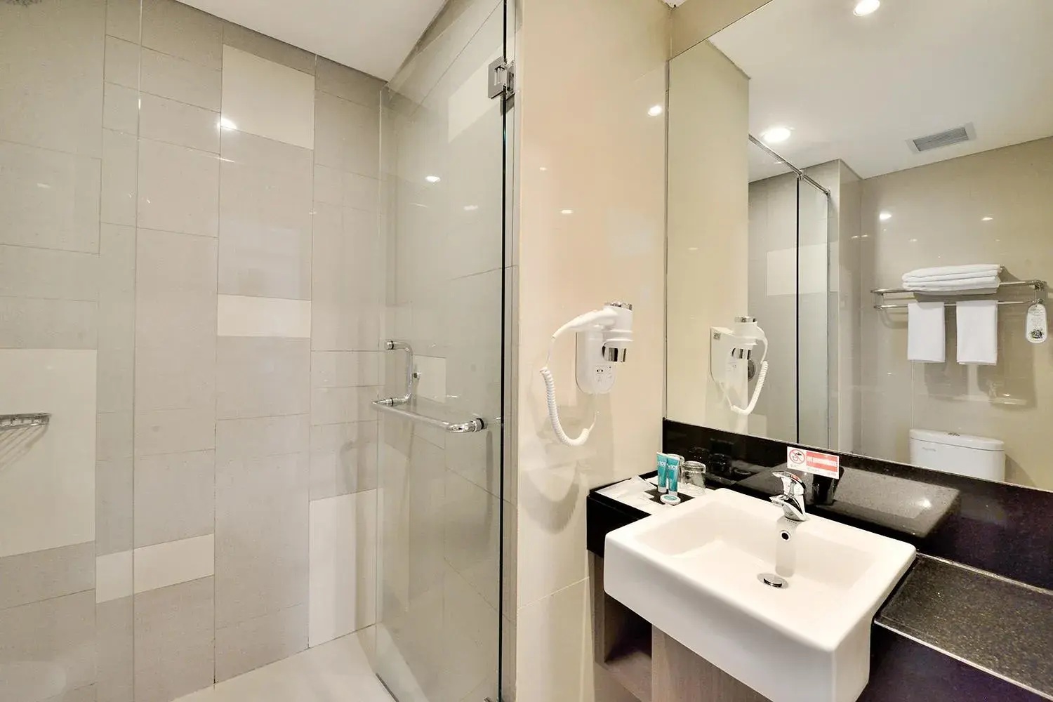 Deluxe Double or Twin Room with City View in THE 1O1 Palembang Rajawali