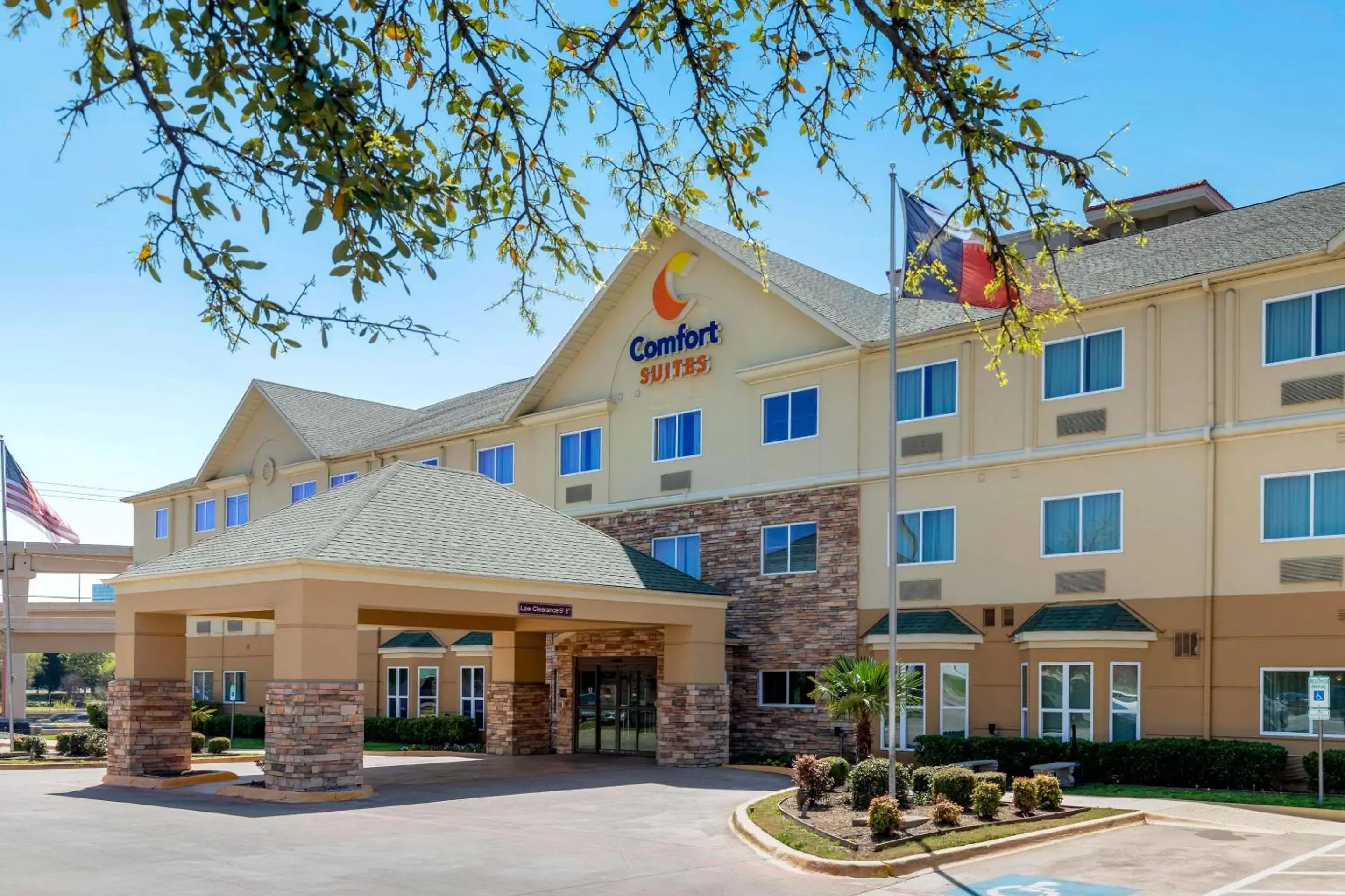 Property building in Comfort Suites North Dallas