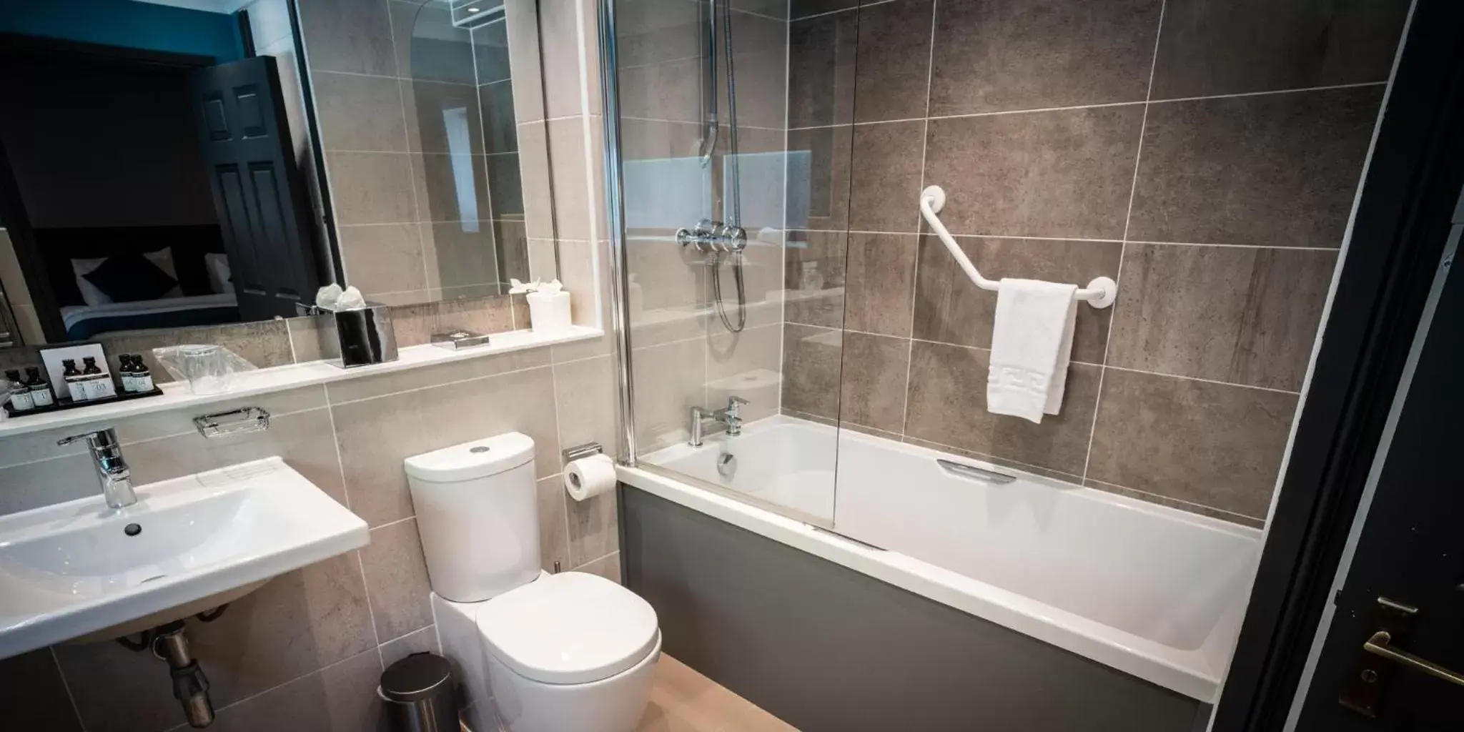 Shower, Bathroom in Rutland Hall Hotel