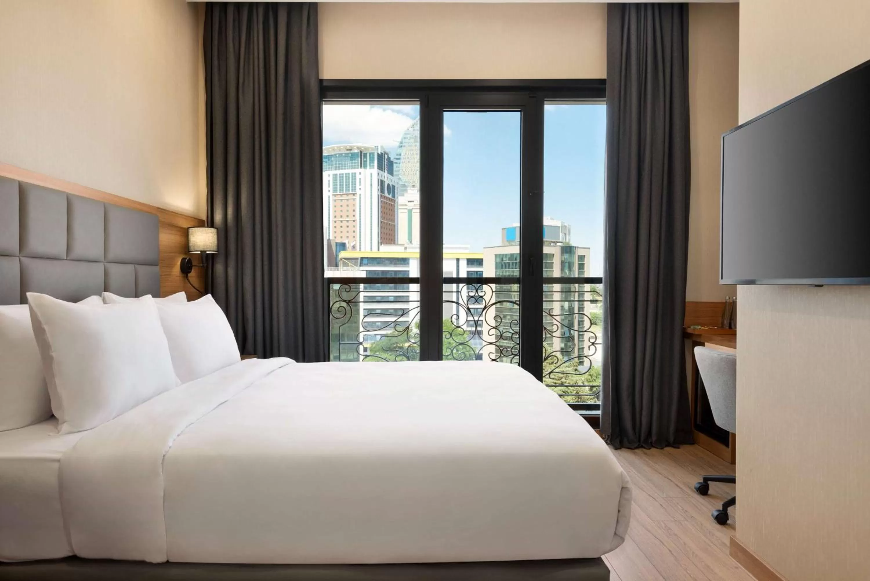 Photo of the whole room, Bed in Tryp by Wyndham Istanbul Atasehir