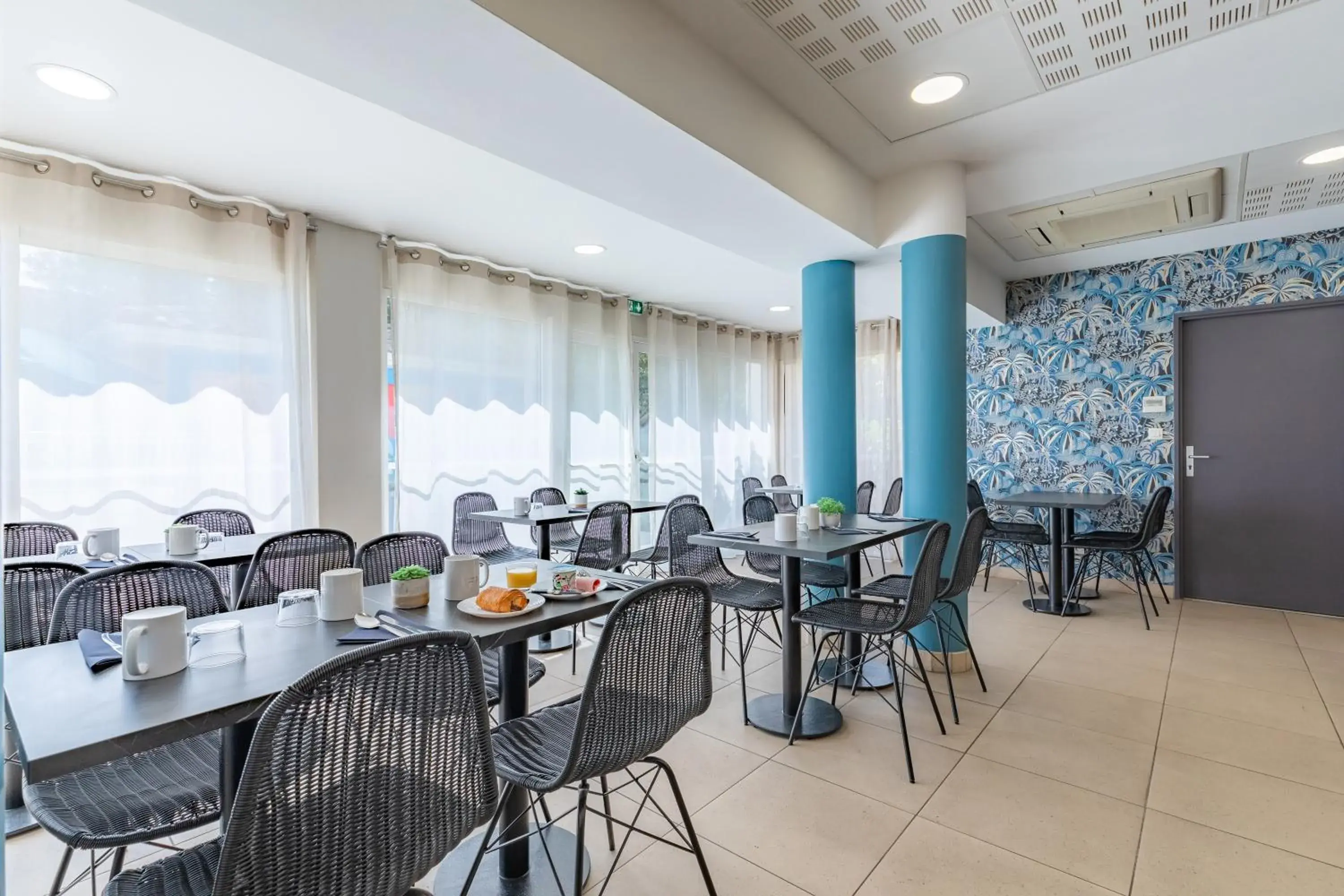 Breakfast, Restaurant/Places to Eat in Park & Suites Village Toulouse-Colomiers