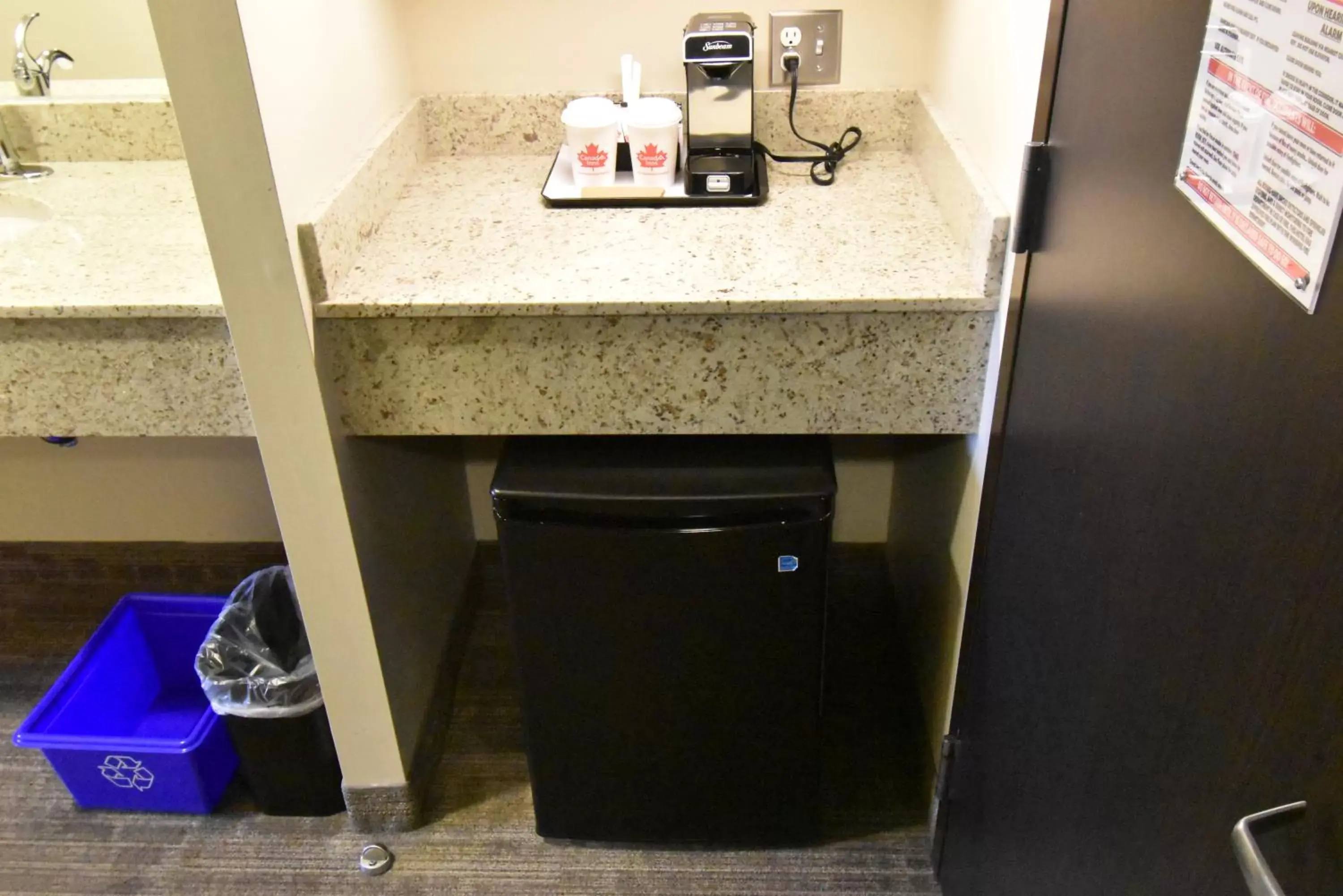 Coffee/tea facilities, Kitchen/Kitchenette in Canad Inns Health Sciences Centre