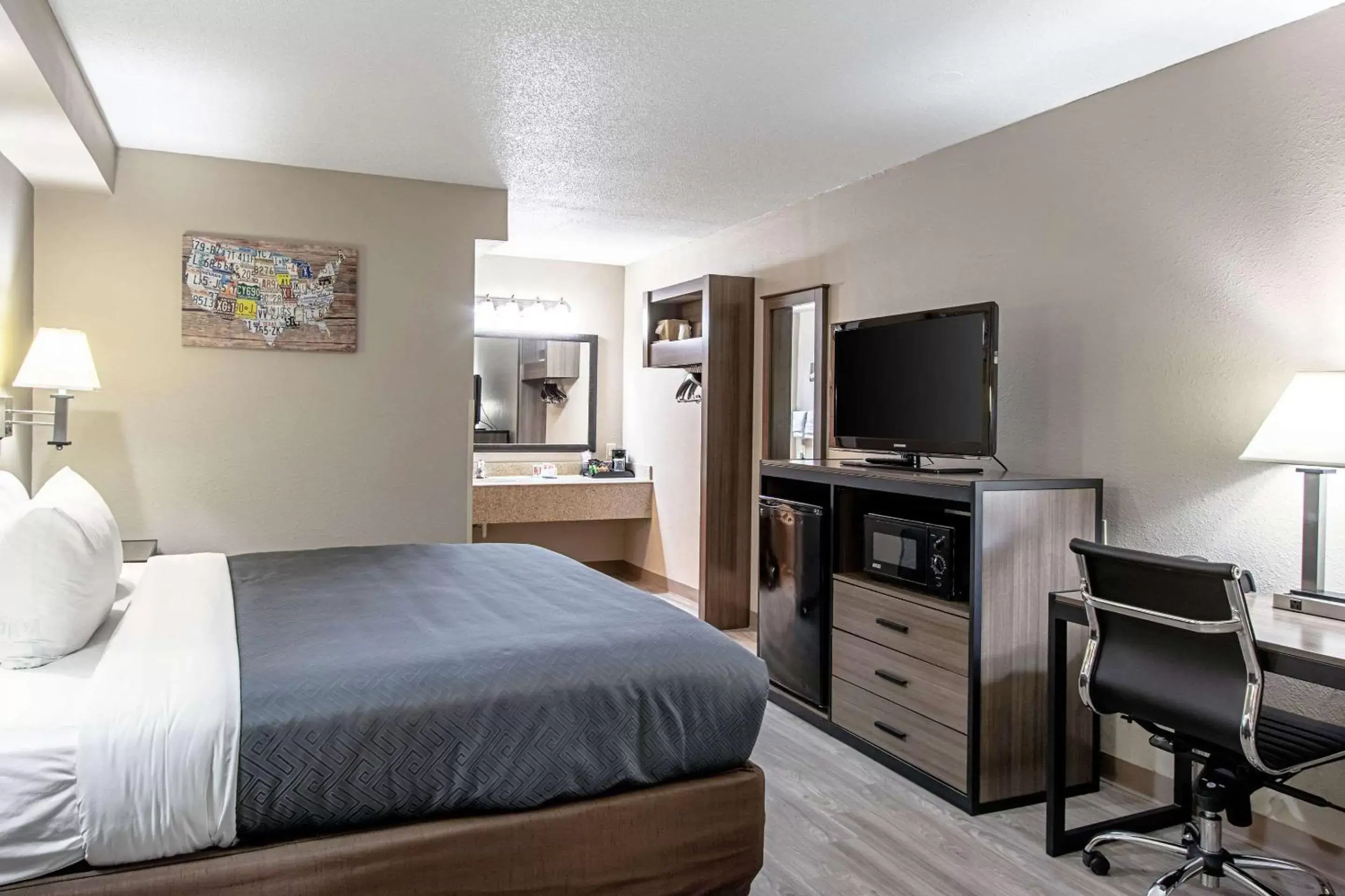 Photo of the whole room, TV/Entertainment Center in Econo Lodge Kingsville