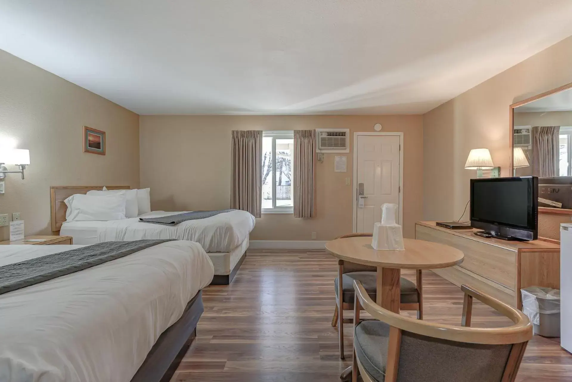 TV and multimedia, Bed in Shasta Pines Motel & Suites TV and multimedia, Bed in Shasta Pines Motel & Suites