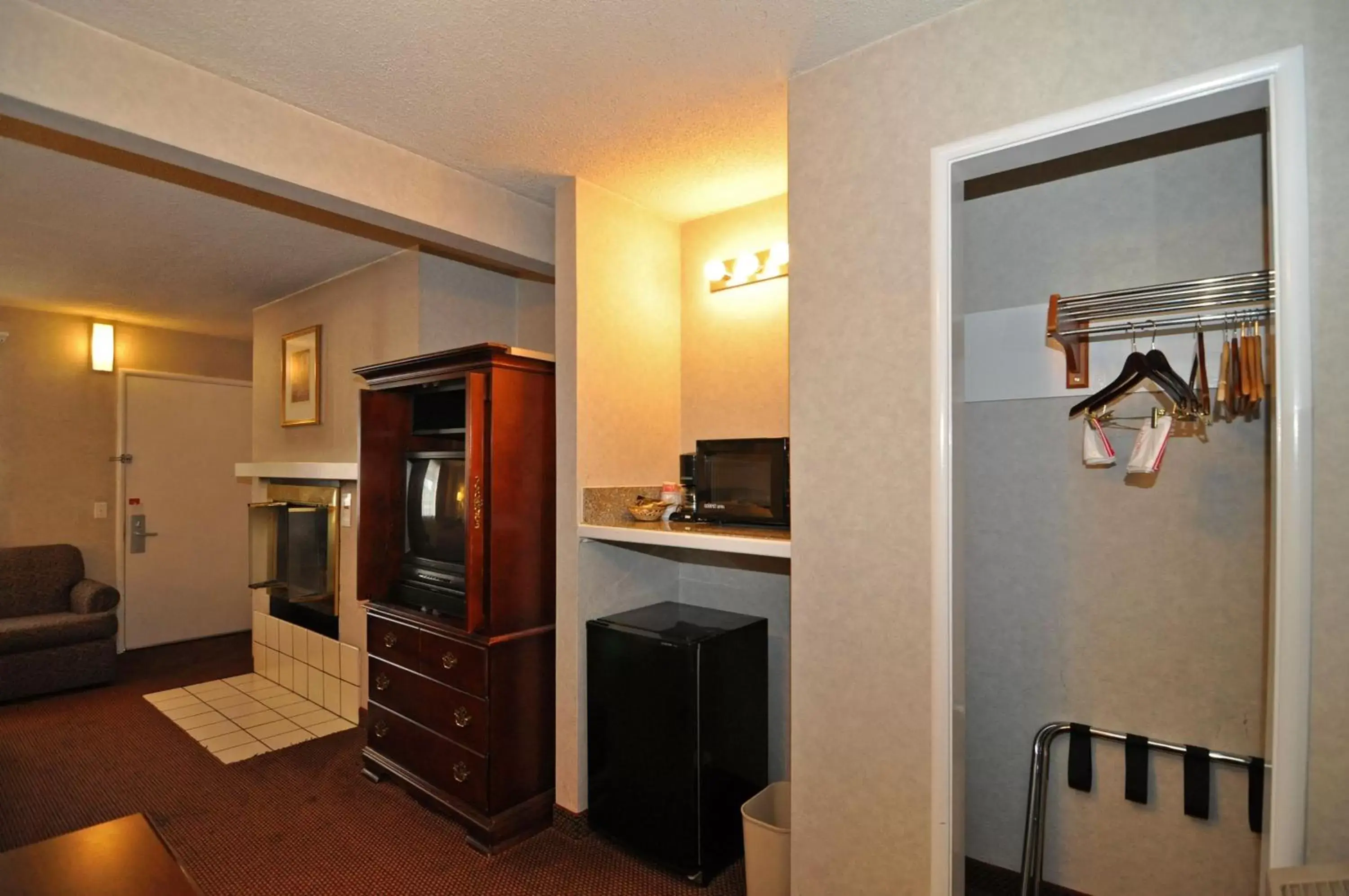 Photo of the whole room, Kitchen/Kitchenette in Pelican Inn