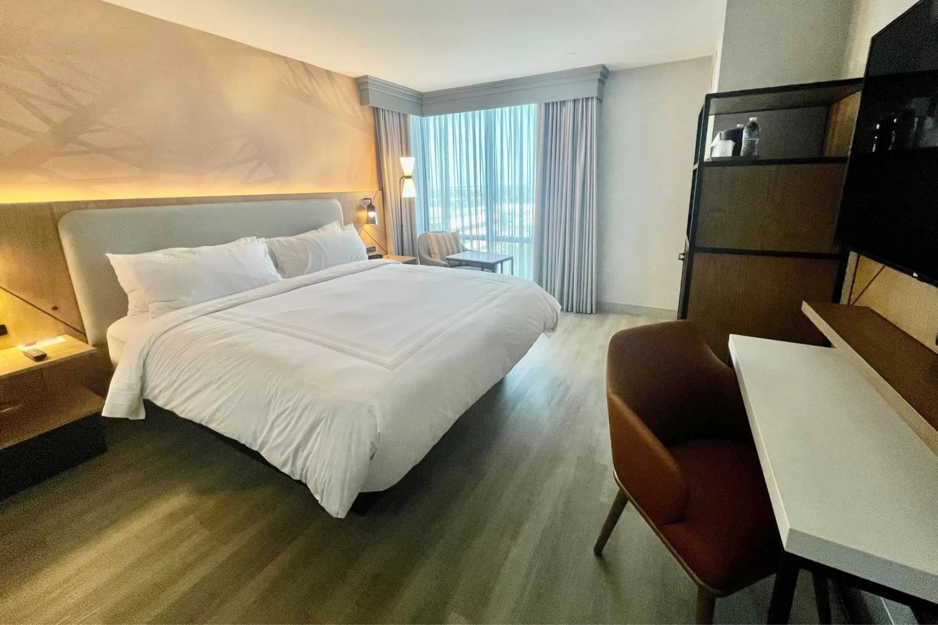 Photo of the whole room, Bed in Houston Marriott North