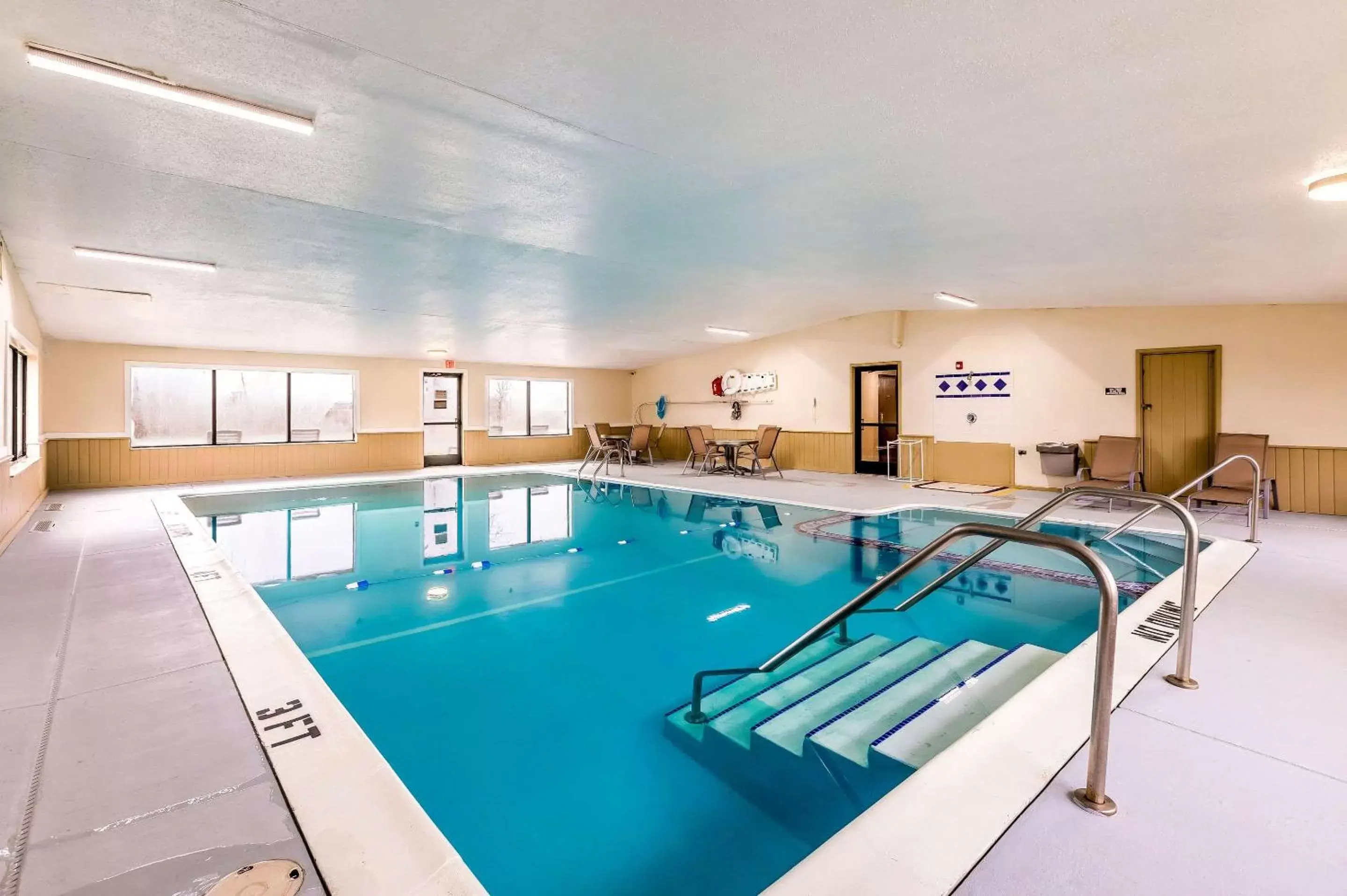 Swimming Pool in Econo Lodge Inn & Suites