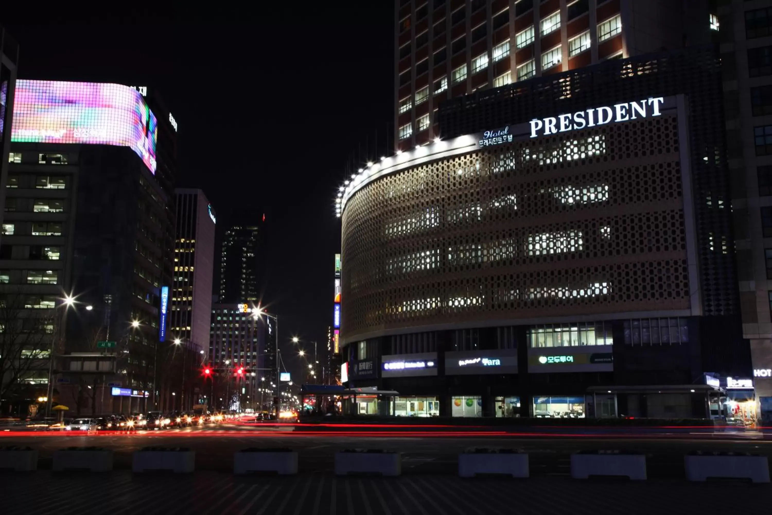 Facade/entrance in Hotel President