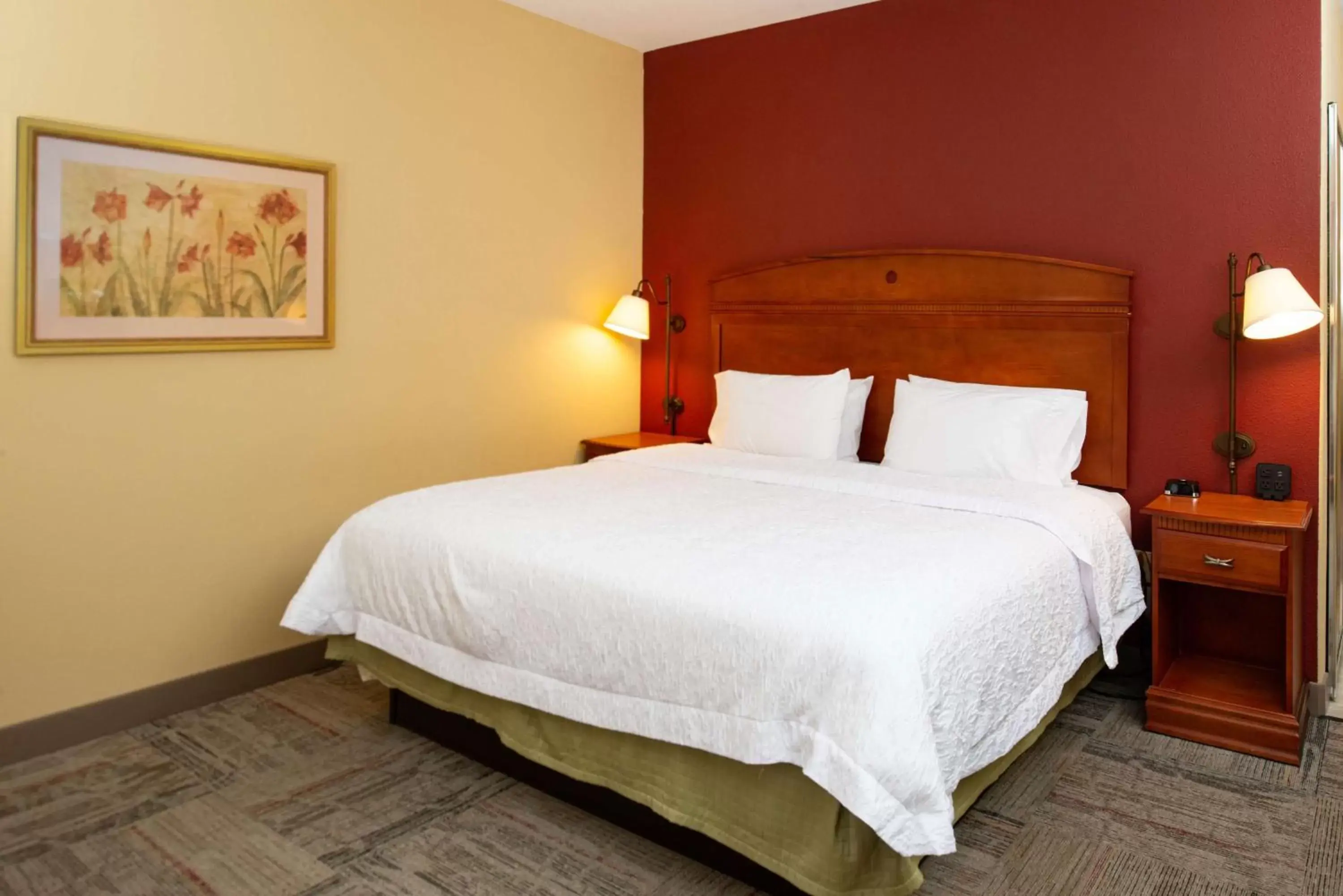 Bed in Hampton Inn Kansas City Northeast