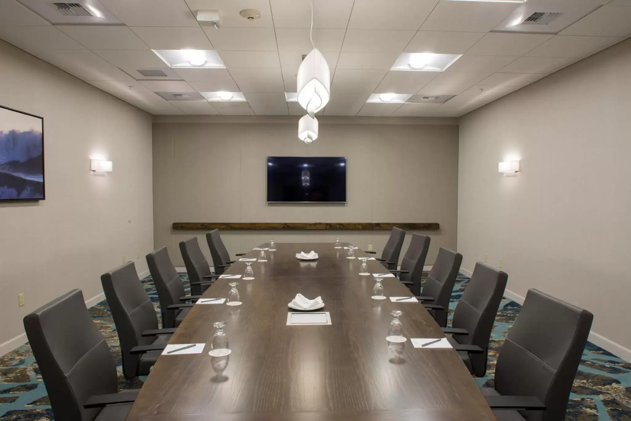 Meeting/conference room in Crowne Plaza Hotel Ventura Beach, an IHG Hotel