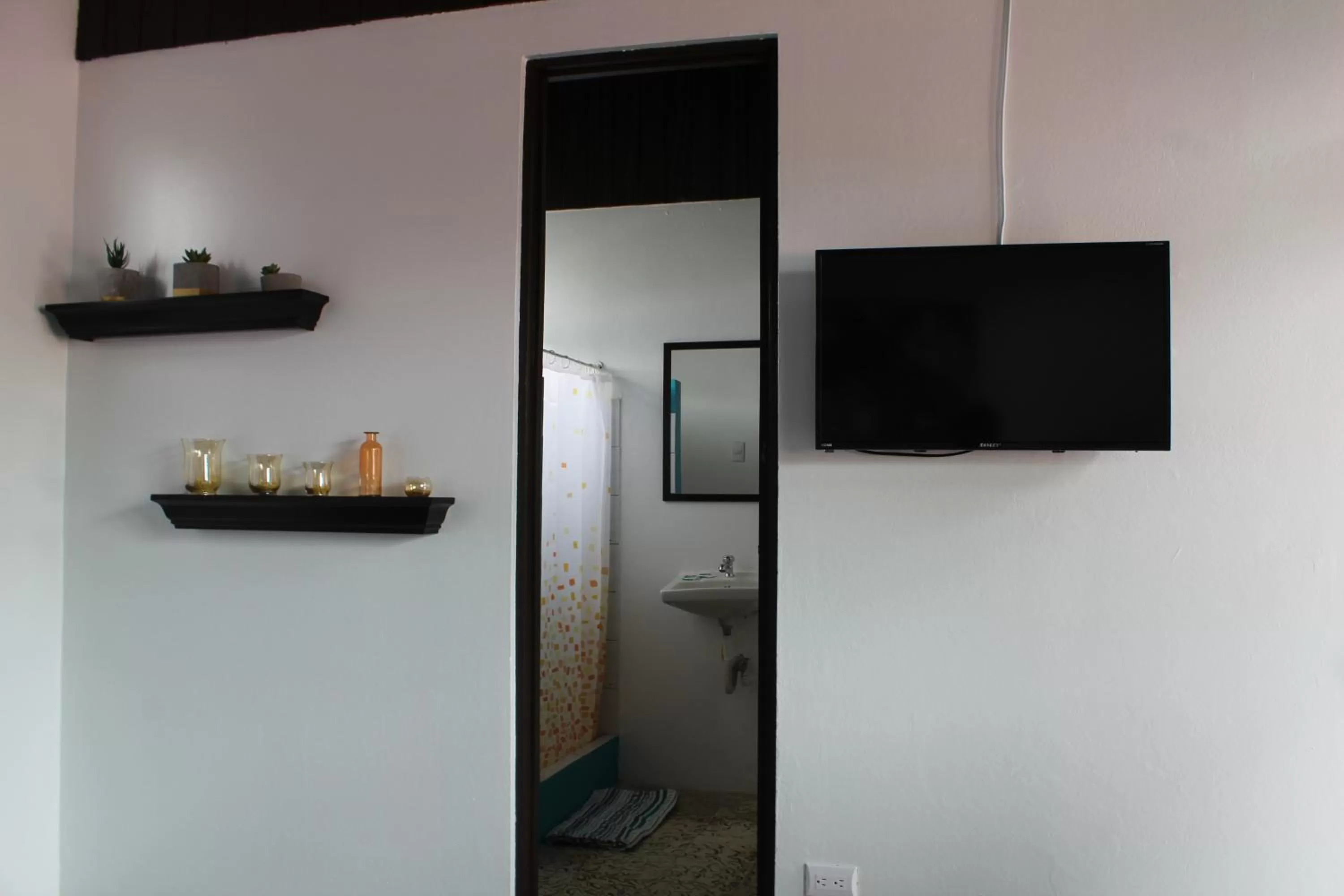 Bathroom, TV/Entertainment Center in Hotel Cañas