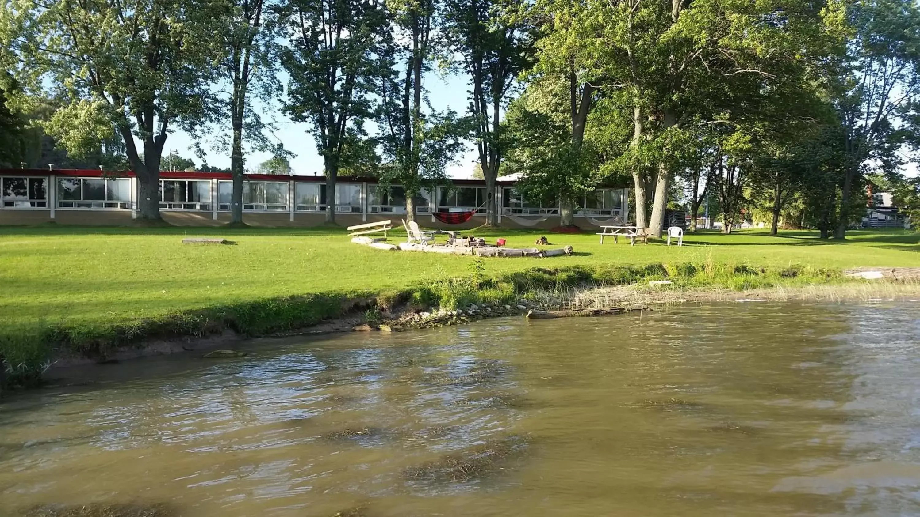 Property building, Garden in Riverview Motel