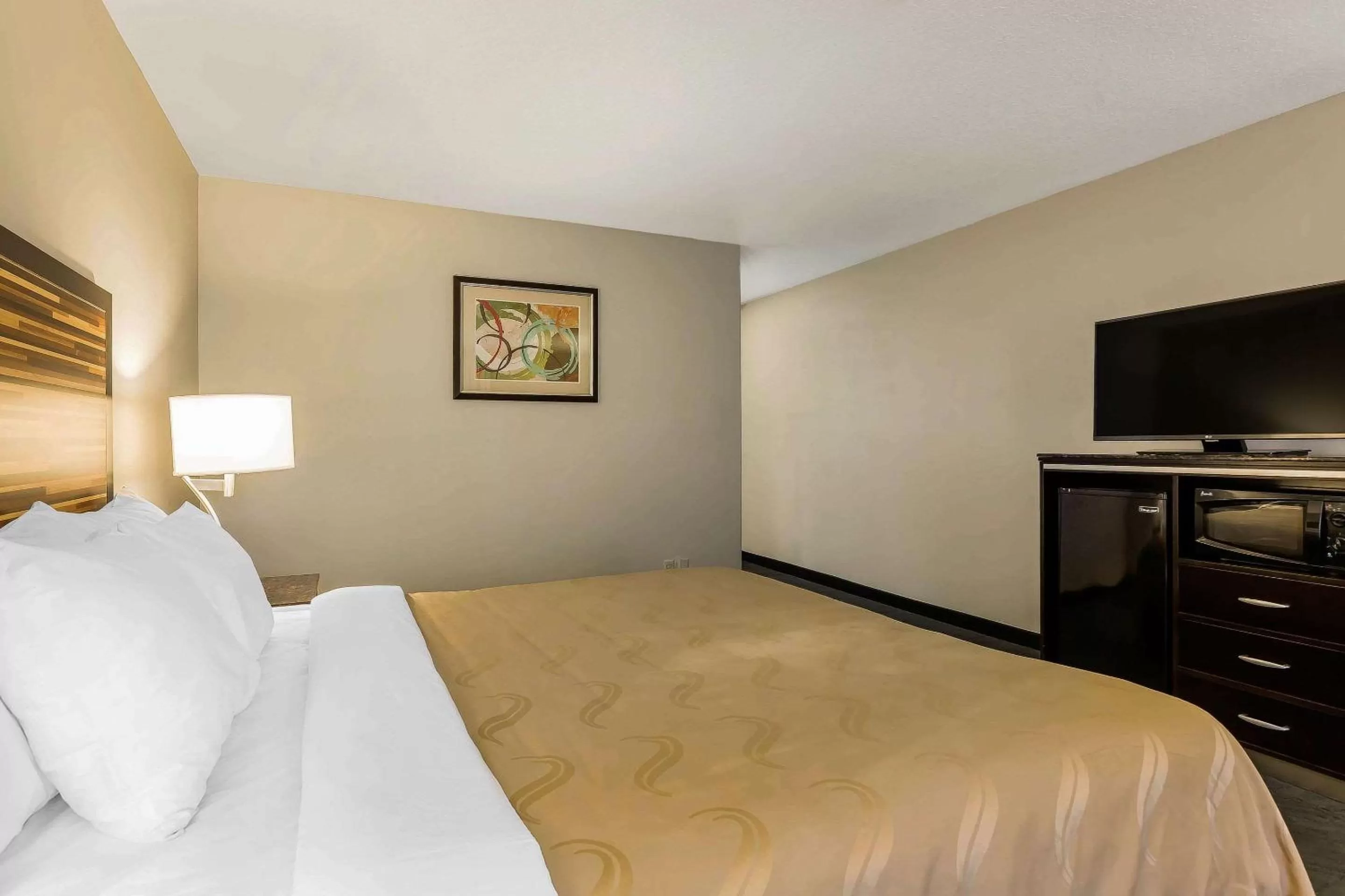 Photo of the whole room, Bed in Quality Inn Fallbrook I-15